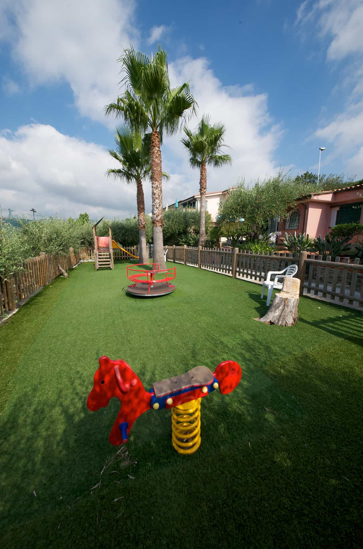 Aire de jeux pour les enfants de la résidence de vacances Villa Giada à Impéria en Ligurie Aire de jeux pour les enfants de la résidence de vacances Villa Giada à Impéria en Ligurie