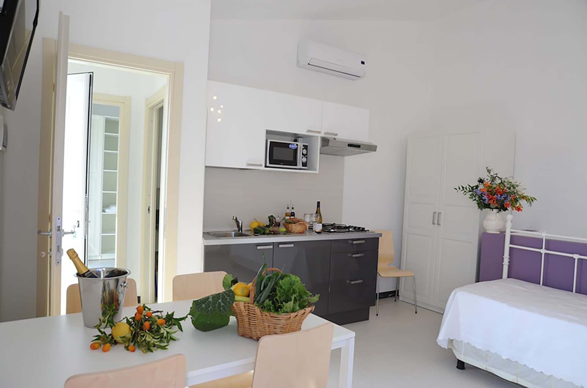 Exemple de kitchenette et salon d'un appartement de la résidence Villa Giada à Impéria en Ligurie Exemple de kitchenette et salon d'un appartement de la résidence Villa Giada à Impéria en Ligurie
