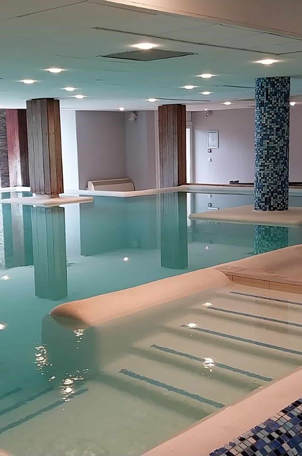 Piscine intérieure chauffée de la résidence Goélia Les Gorges de la Truyère à Entraygues sur Truyère Piscine intérieure chauffée de la résidence Goélia Les Gorges de la Truyère à Entraygues sur Truyère