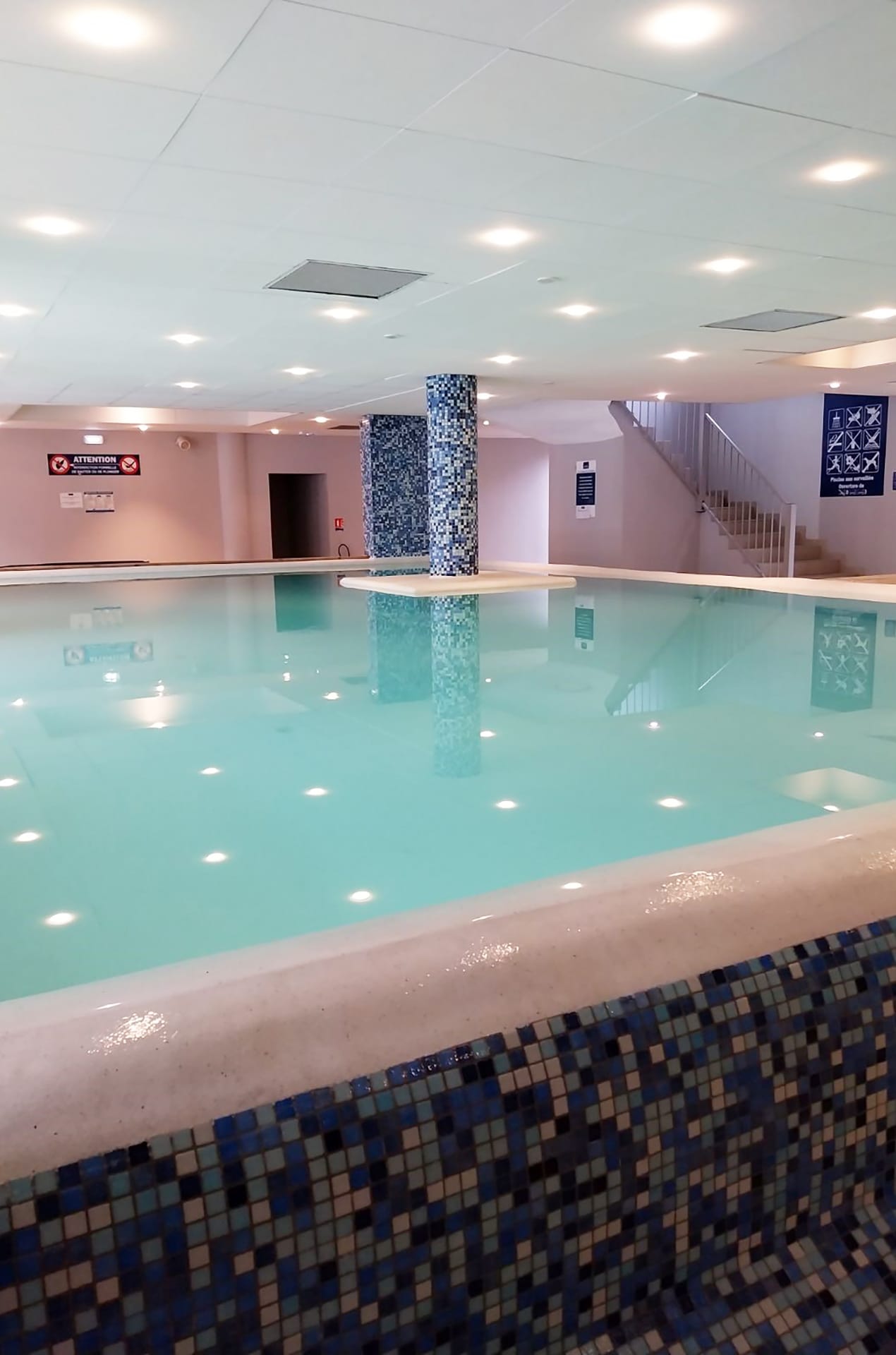 Piscine intérieure chauffée de la résidence Goélia Les Gorges de la Truyère à Entraygues sur Truyère Piscine intérieure chauffée de la résidence Goélia Les Gorges de la Truyère à Entraygues sur Truyère