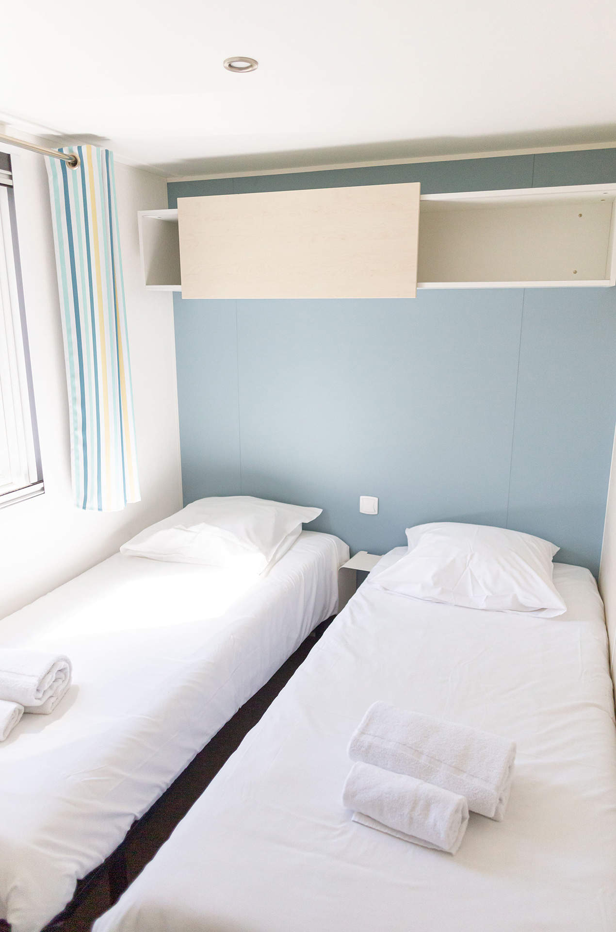 Exemple de chambre avec deux lits simples d'un confort découverte 2 chambres de la résidence de vacances L'orangerie de Lanniron proche de Quimper Exemple de chambre avec deux lits simples d'un confort découverte 2 chambres de la résidence de vacances L'orangerie de Lanniron proche de Quimper