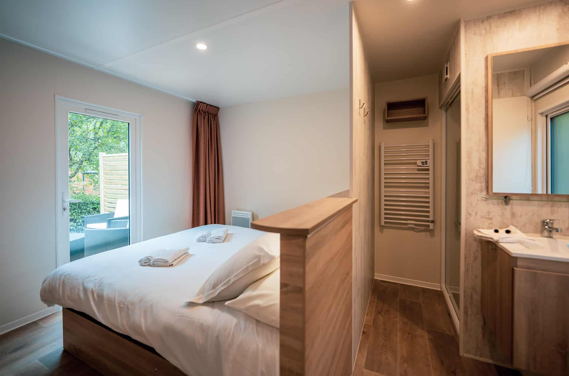 Exemple de chambre avec un lit double d'un logement luxe lodge de la résidence de vacances L'orangerie de Lanniron proche de Quimper en Bretagne Exemple de chambre avec un lit double d'un logement luxe lodge de la résidence de vacances L'orangerie de Lanniron proche de Quimper en Bretagne