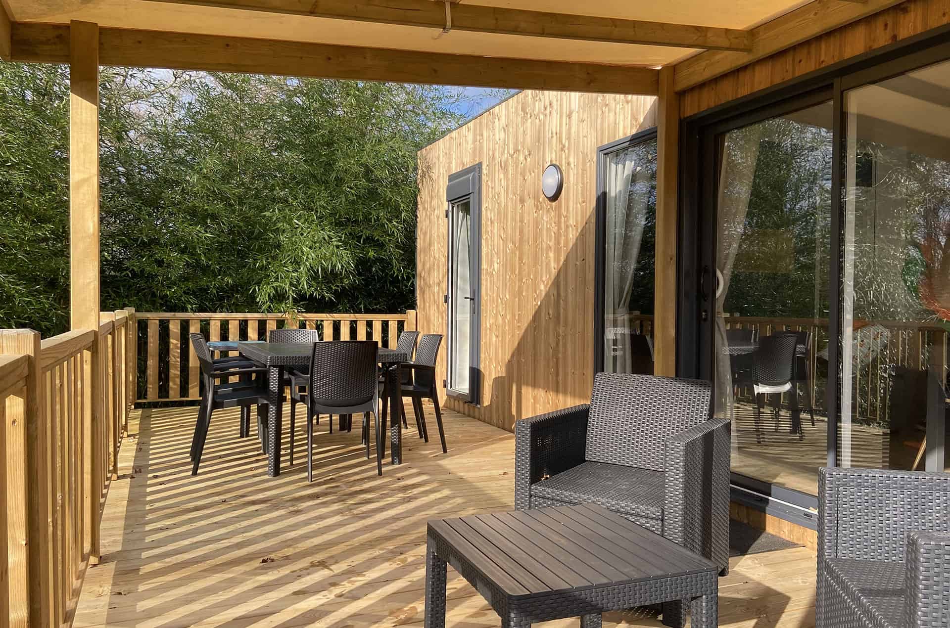 Exemple de terrasse d'un logement luxe lodge de la résidence de vacances L'orangerie de Lanniron proche de Quimper Exemple de terrasse d'un logement luxe lodge de la résidence de vacances L'orangerie de Lanniron proche de Quimper