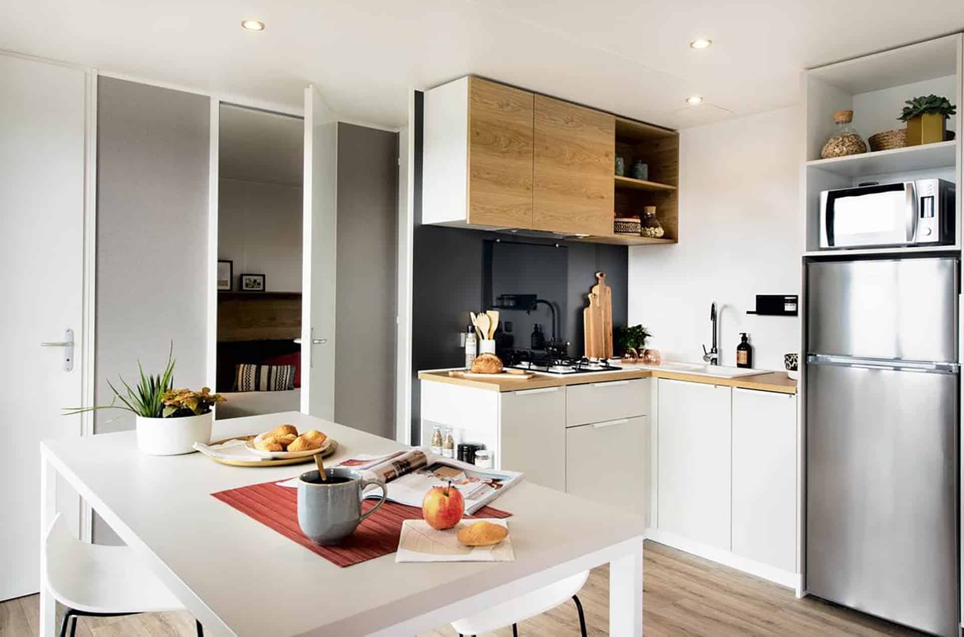 Exemple d'une kitchnette d'un logement Prestige Escapade de la résidence de vacances L'orangerie de Lanniron proche de Quimper Exemple d'une kitchnette d'un logement Prestige Escapade de la résidence de vacances L'orangerie de Lanniron proche de Quimper