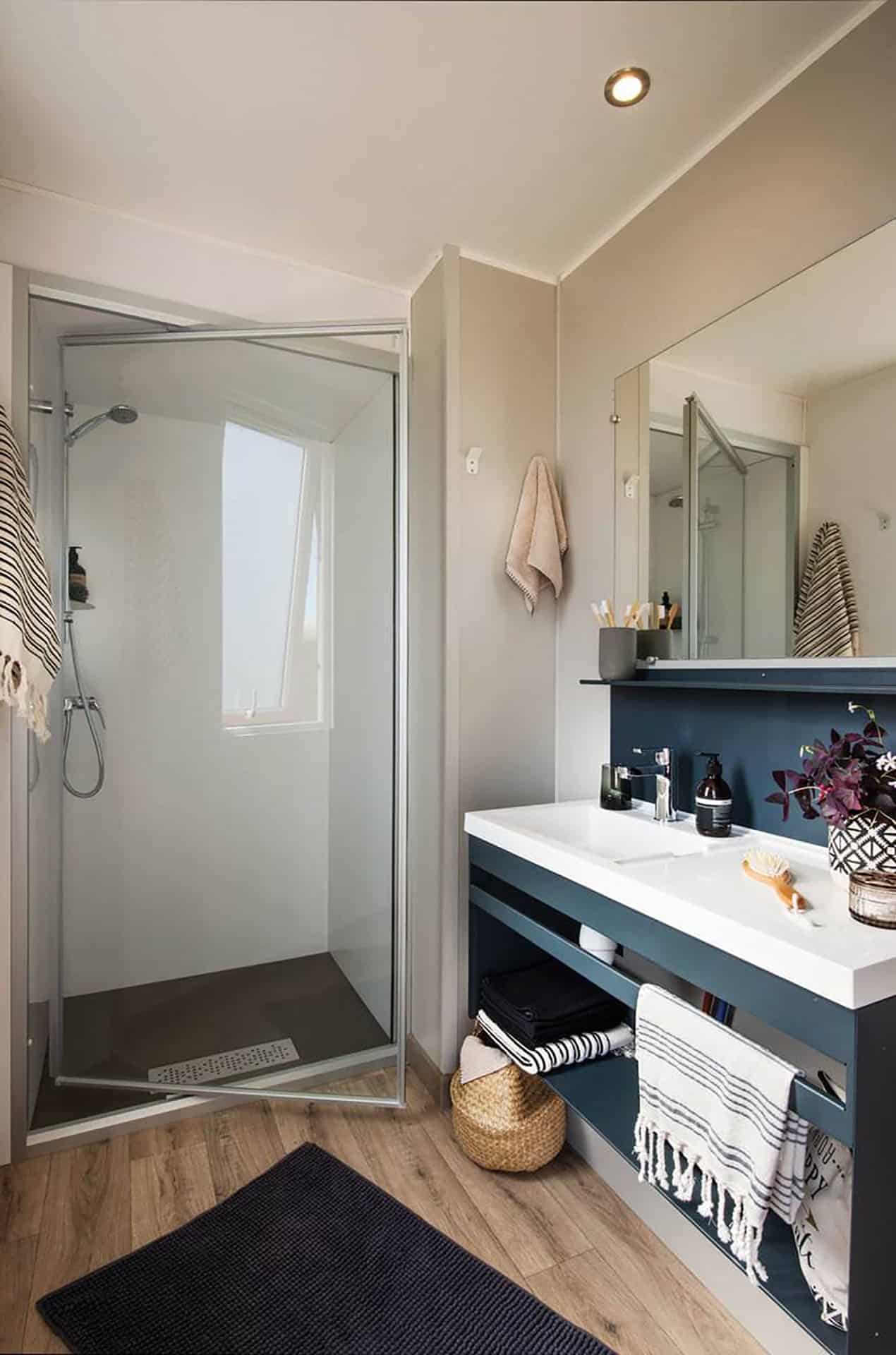 Exemple de salle de bain d'un logement prestige escapade de la résidence de vacances L'orangerie de Lanniron proche de Quimper Exemple de salle de bain d'un logement prestige escapade de la résidence de vacances L'orangerie de Lanniron proche de Quimper