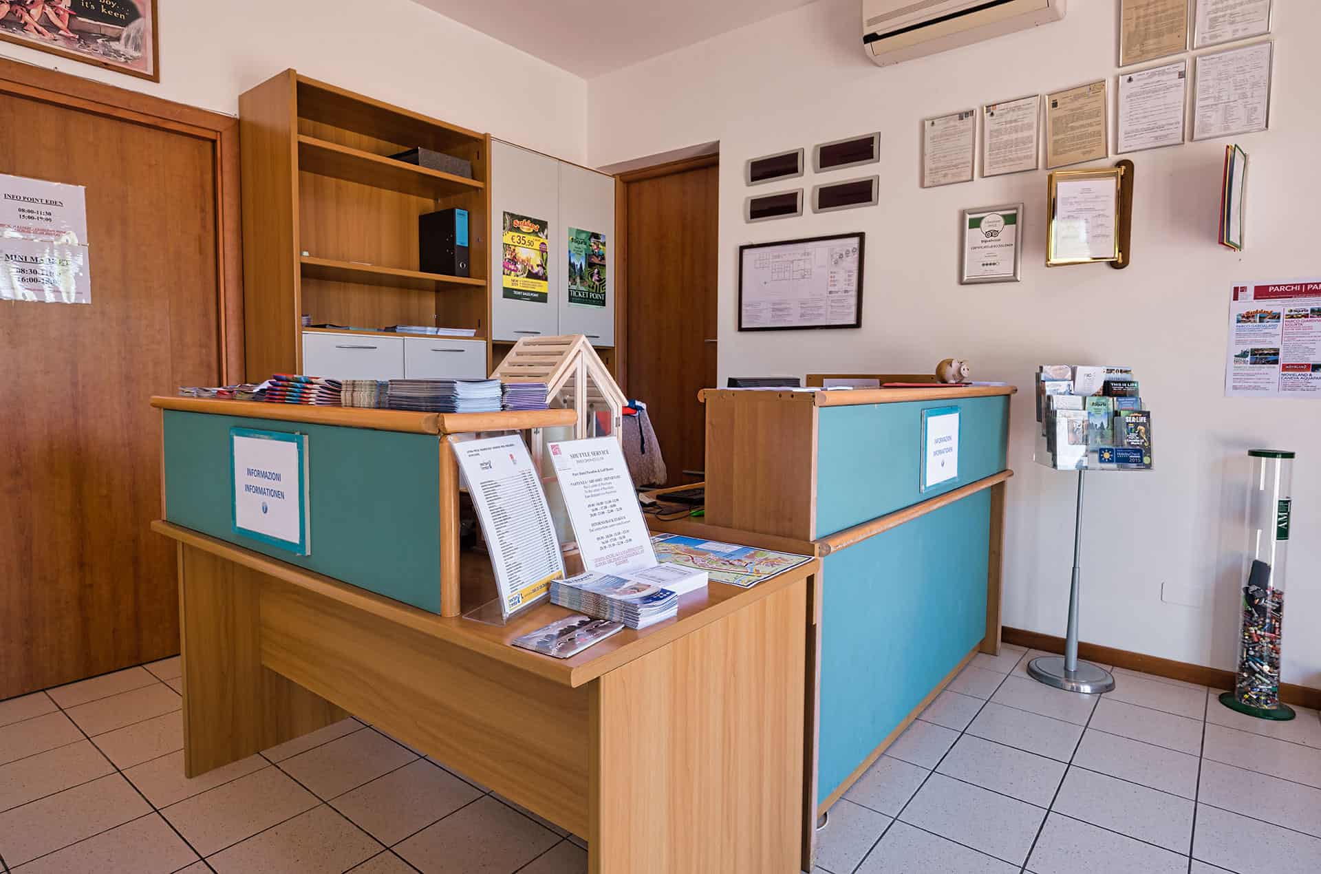 Réception de la résidence de vacances Eden à Peschiera del Garda, proche du Lac de Garde, en Italie Réception de la résidence de vacances Eden à Peschiera del Garda, proche du Lac de Garde, en Italie