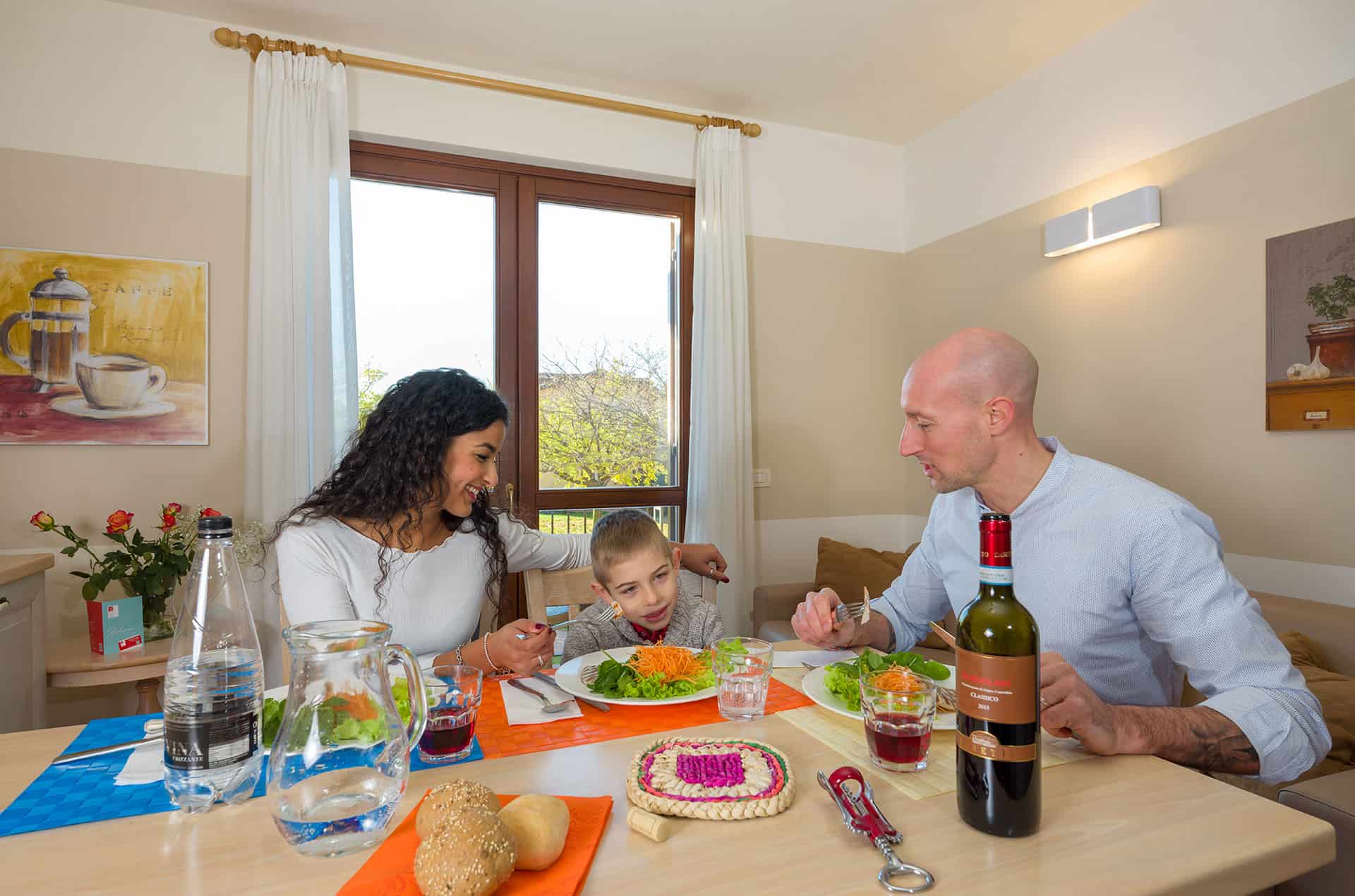 Exemple de salon de la résidence de vacances Eden à Peschiera del Garda, proche du Lac de Garde, en Italie Exemple de salon de la résidence de vacances Eden à Peschiera del Garda, proche du Lac de Garde, en Italie