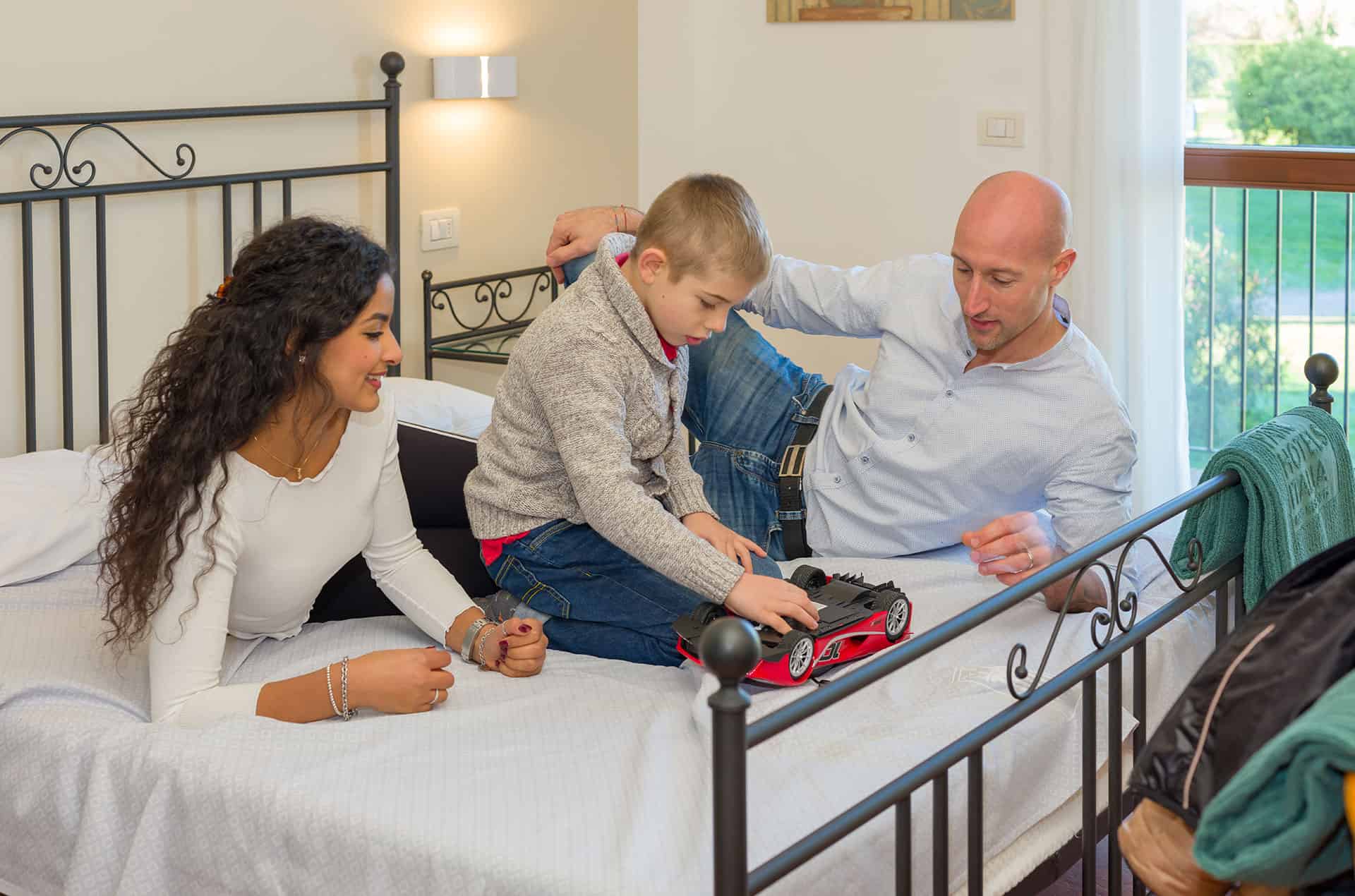 Exemple de chambre de la résidence de vacances Eden à Peschiera del Garda, proche du Lac de Garde, en Italie Exemple de chambre de la résidence de vacances Eden à Peschiera del Garda, proche du Lac de Garde, en Italie