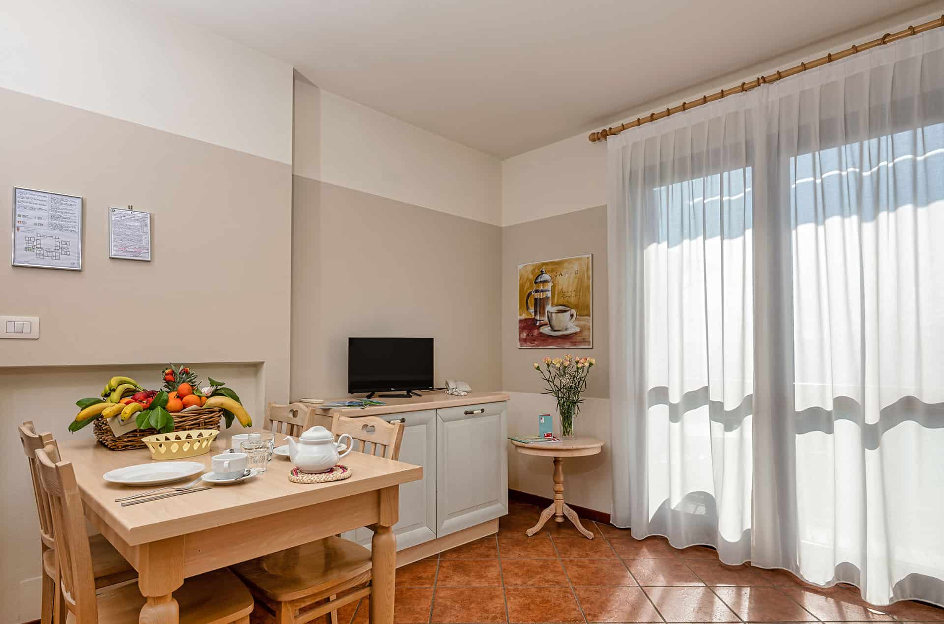 Exemple de salon de la résidence de vacances Eden à Peschiera del Garda, proche du Lac de Garde, en Italie Exemple de salon de la résidence de vacances Eden à Peschiera del Garda, proche du Lac de Garde, en Italie