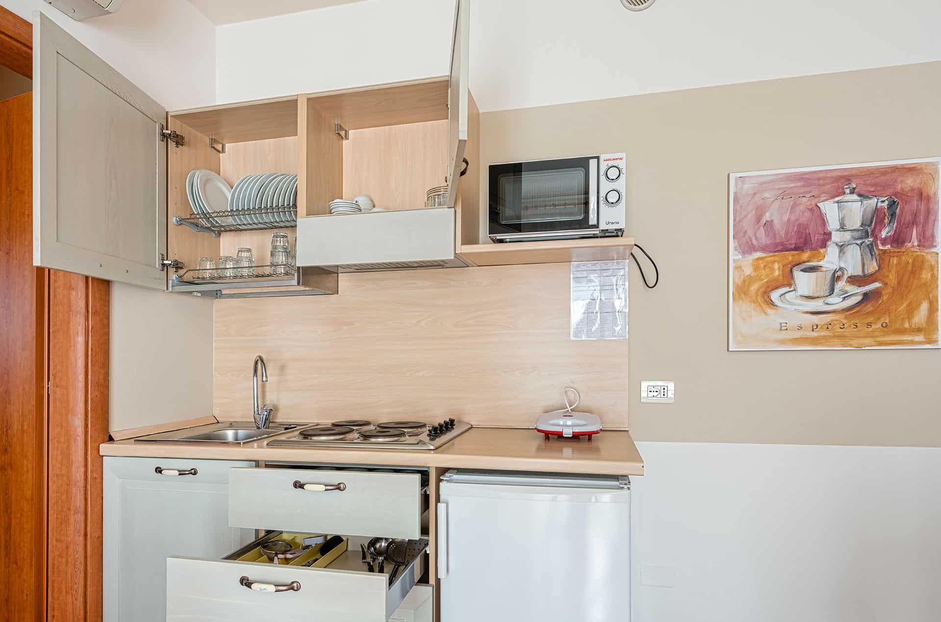 Exemple de kitchenette de la résidence de vacances Eden à Peschiera del Garda, proche du Lac de Garde, en Italie Exemple de kitchenette de la résidence de vacances Eden à Peschiera del Garda, proche du Lac de Garde, en Italie