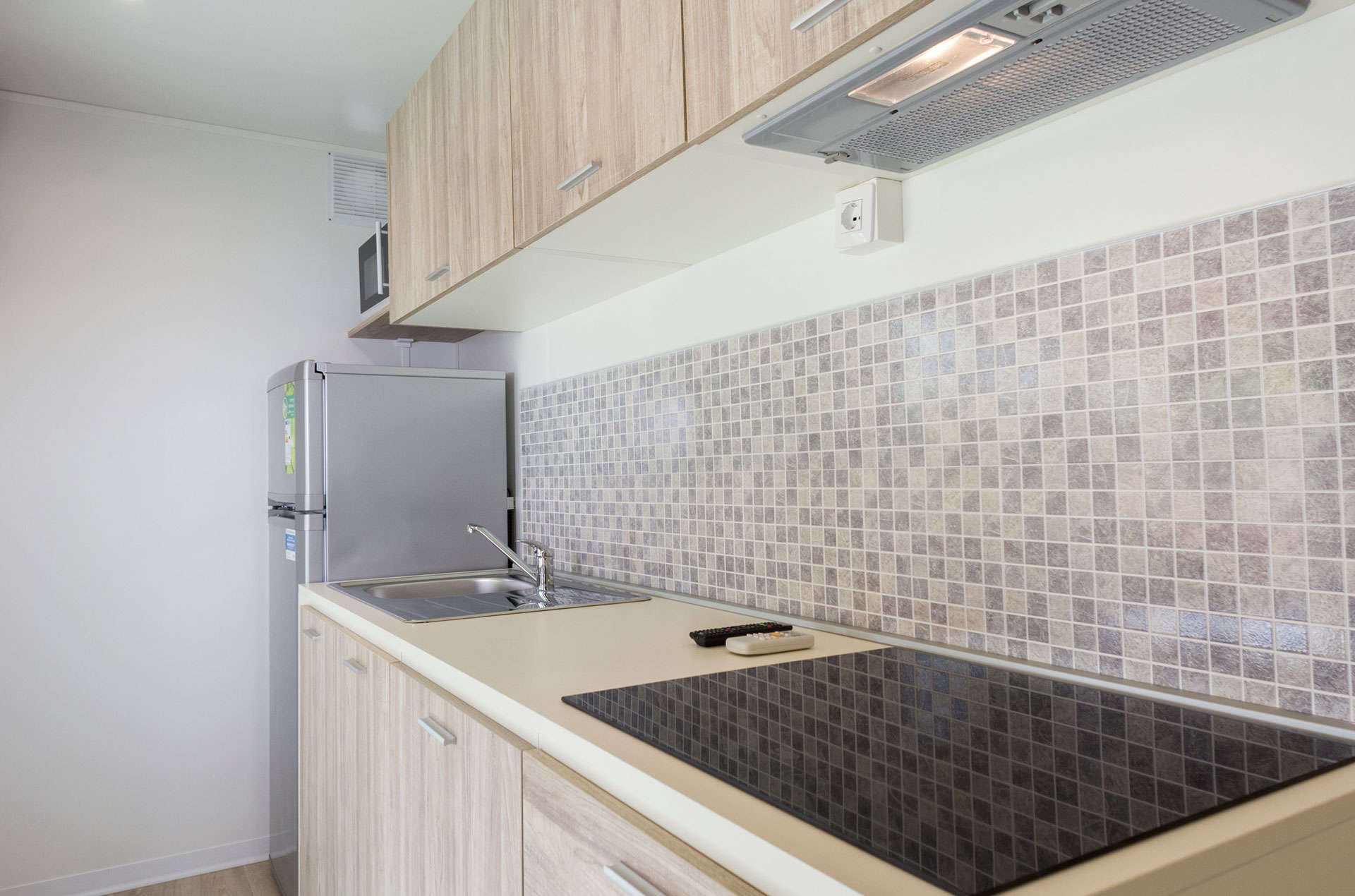 Exemple de cuisine d'un mobil-home maxi caravan  de la résidence de vacances The Garda Village à Comombare di Sirmione en Italie Exemple de cuisine d'un mobil-home maxi caravan  de la résidence de vacances The Garda Village à Comombare di Sirmione en Italie