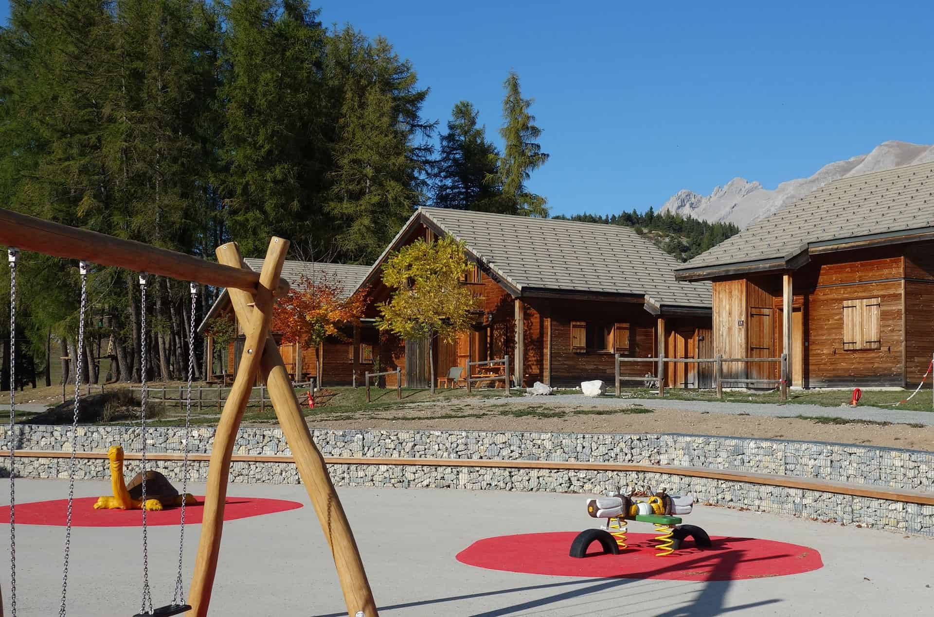 Aire de jeux de la résidence de vacances Le Hameau du Puy à Superdevoluy dans les Alpes du Sud Aire de jeux de la résidence de vacances Le Hameau du Puy à Superdevoluy dans les Alpes du Sud