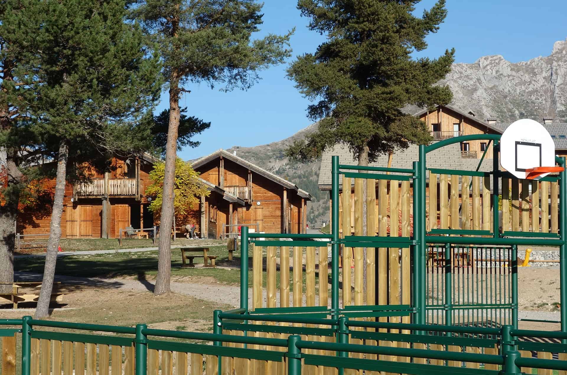 Aire de jeux de la résidence de vacances Le Hameau du Puy à Superdevoluy dans les Alpes du Sud Aire de jeux de la résidence de vacances Le Hameau du Puy à Superdevoluy dans les Alpes du Sud