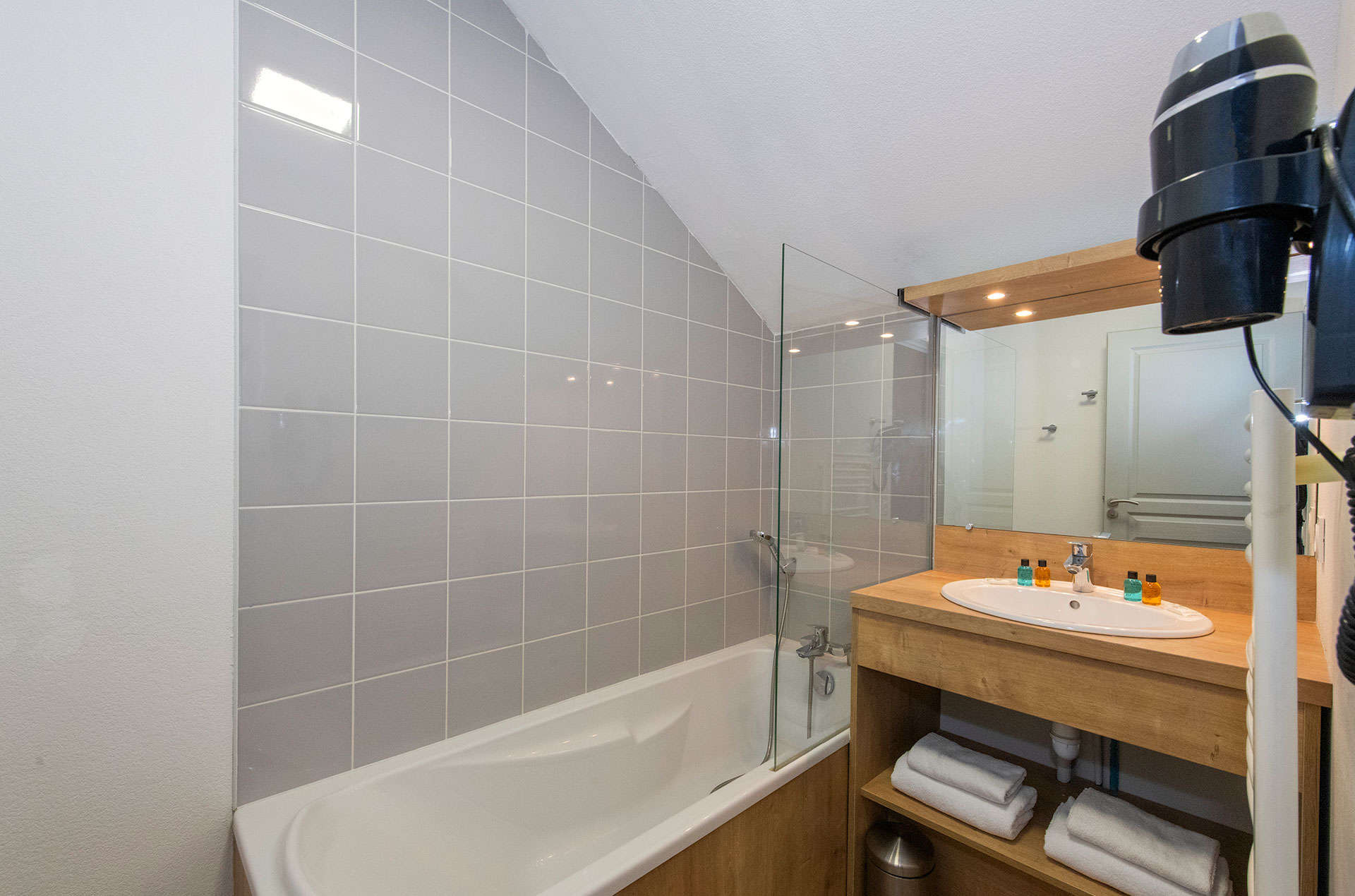 Exemple de salle de bain de la résidence de vacances Goélia Le Crystal à Vaujany Exemple de salle de bain de la résidence de vacances Goélia Le Crystal à Vaujany
