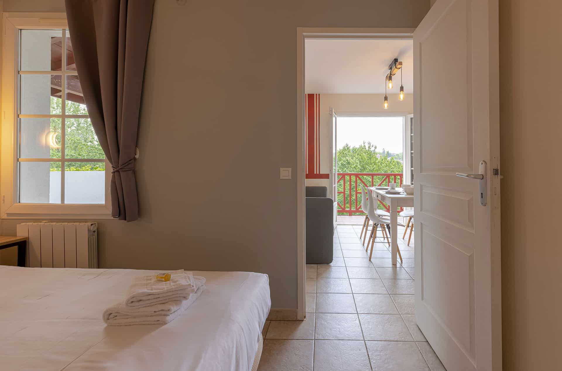 Exemple de chambre de la résidence de vacances les collines Iduki à la Bastide de Clairence proche d'Espelette Exemple de chambre de la résidence de vacances les collines Iduki à la Bastide de Clairence proche d'Espelette