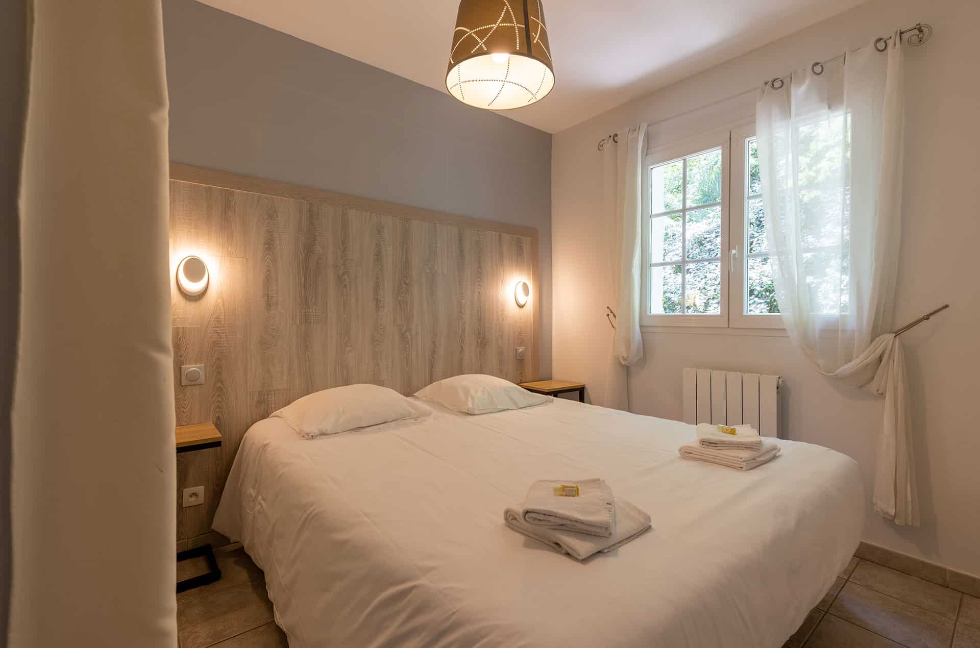 Exemple de chambre de la résidence de vacances les collines Iduki à la Bastide de Clairence proche d'Espelette Exemple de chambre de la résidence de vacances les collines Iduki à la Bastide de Clairence proche d'Espelette