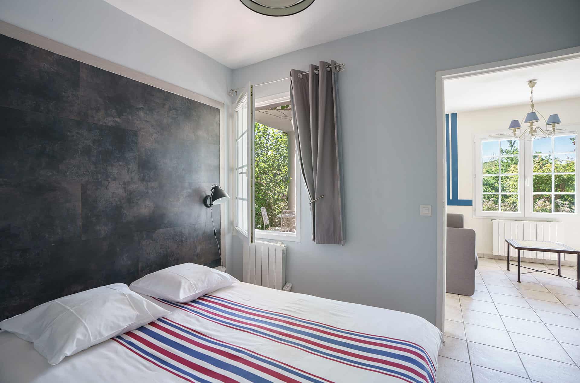 Exemple de chambre de la résidence de vacances les collines Iduki à la Bastide de Clairence proche d'Espelette Exemple de chambre de la résidence de vacances les collines Iduki à la Bastide de Clairence proche d'Espelette