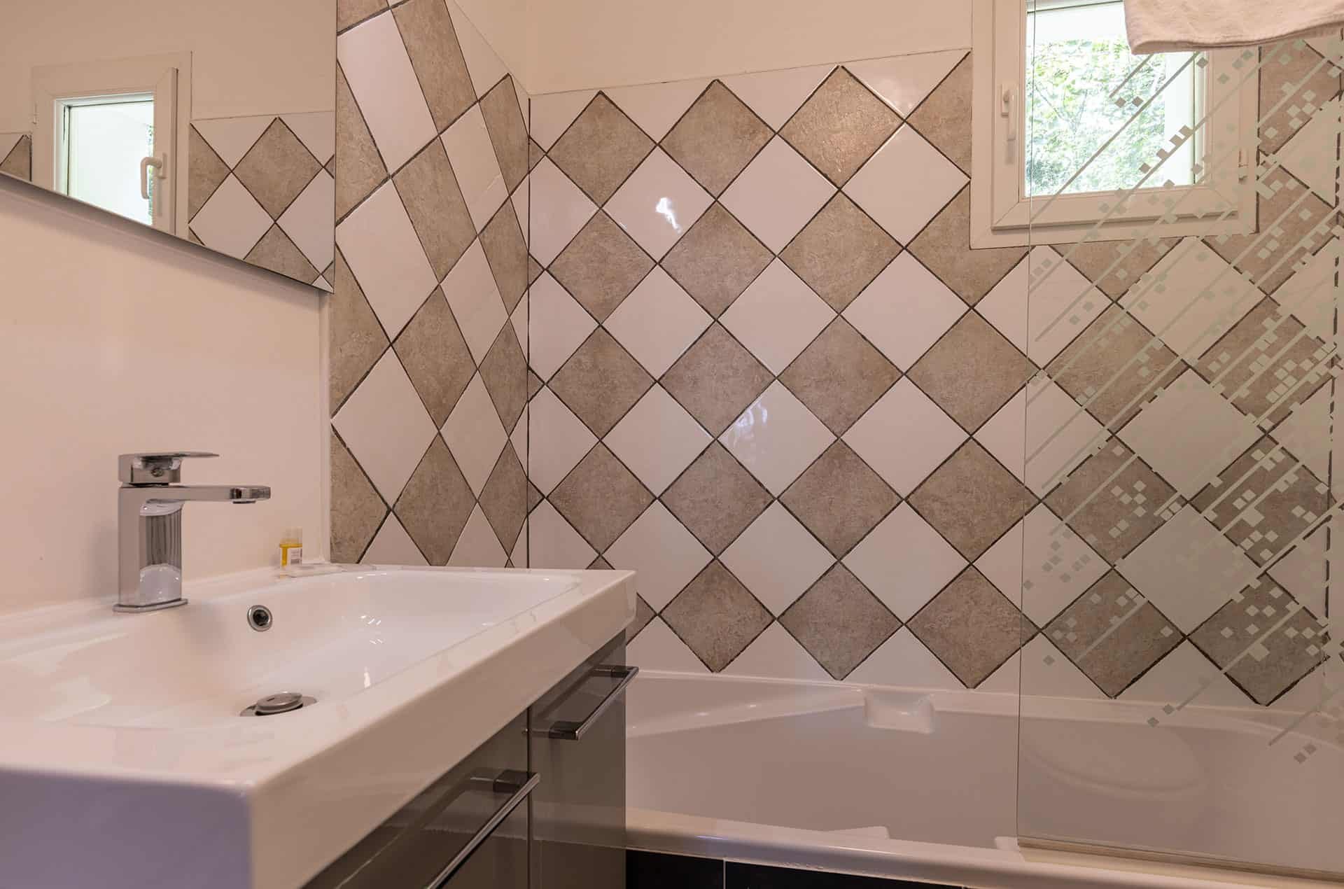 Exemple de salle de bain de la résidence de vacances les collines Iduki à la Bastide de Clairence proche d'Espelette Exemple de salle de bain de la résidence de vacances les collines Iduki à la Bastide de Clairence proche d'Espelette