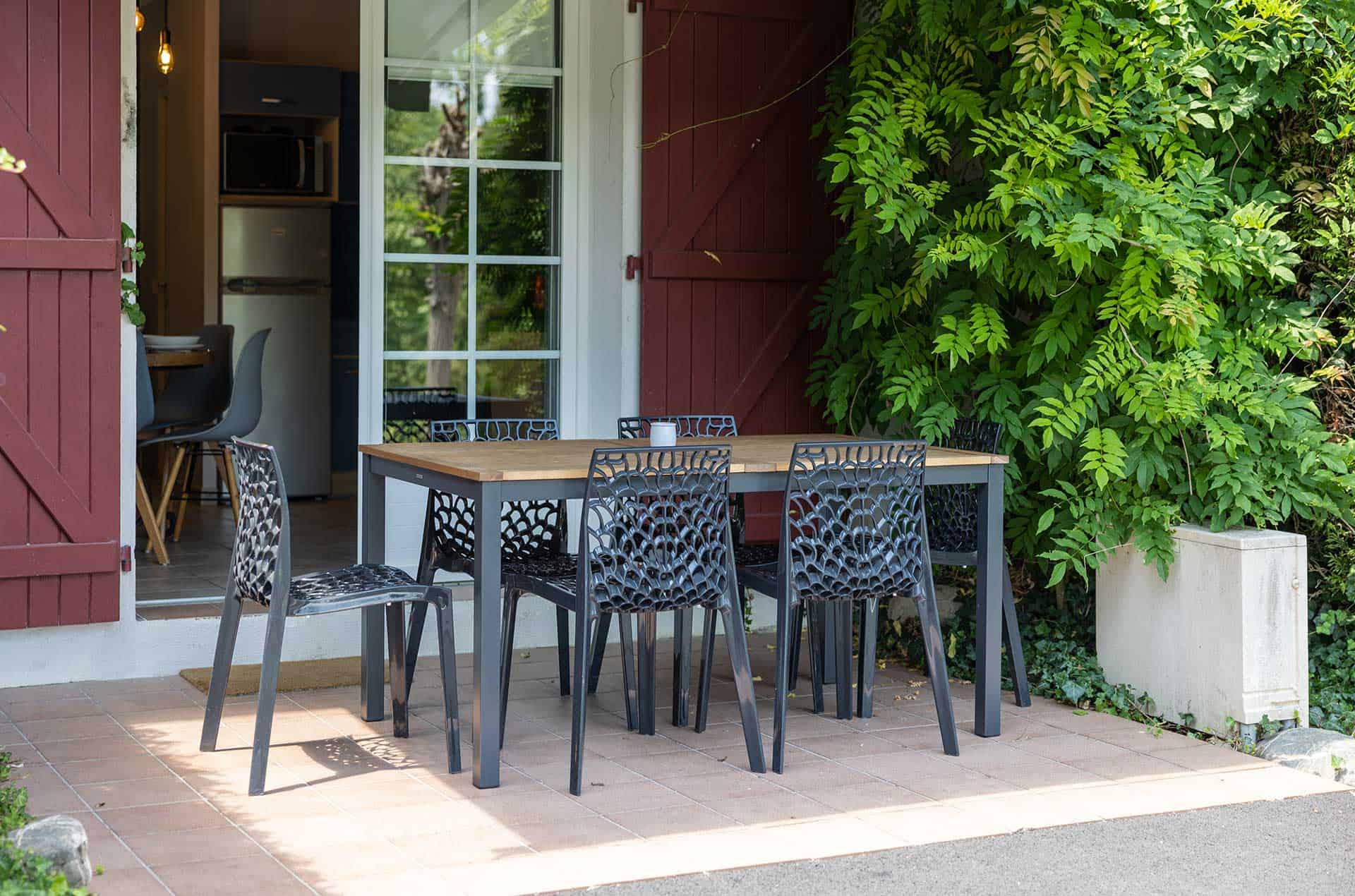 Exemple de terrasse de la résidence de vacances les collines Iduki à la Bastide de Clairence proche d'Espelette Exemple de terrasse de la résidence de vacances les collines Iduki à la Bastide de Clairence proche d'Espelette