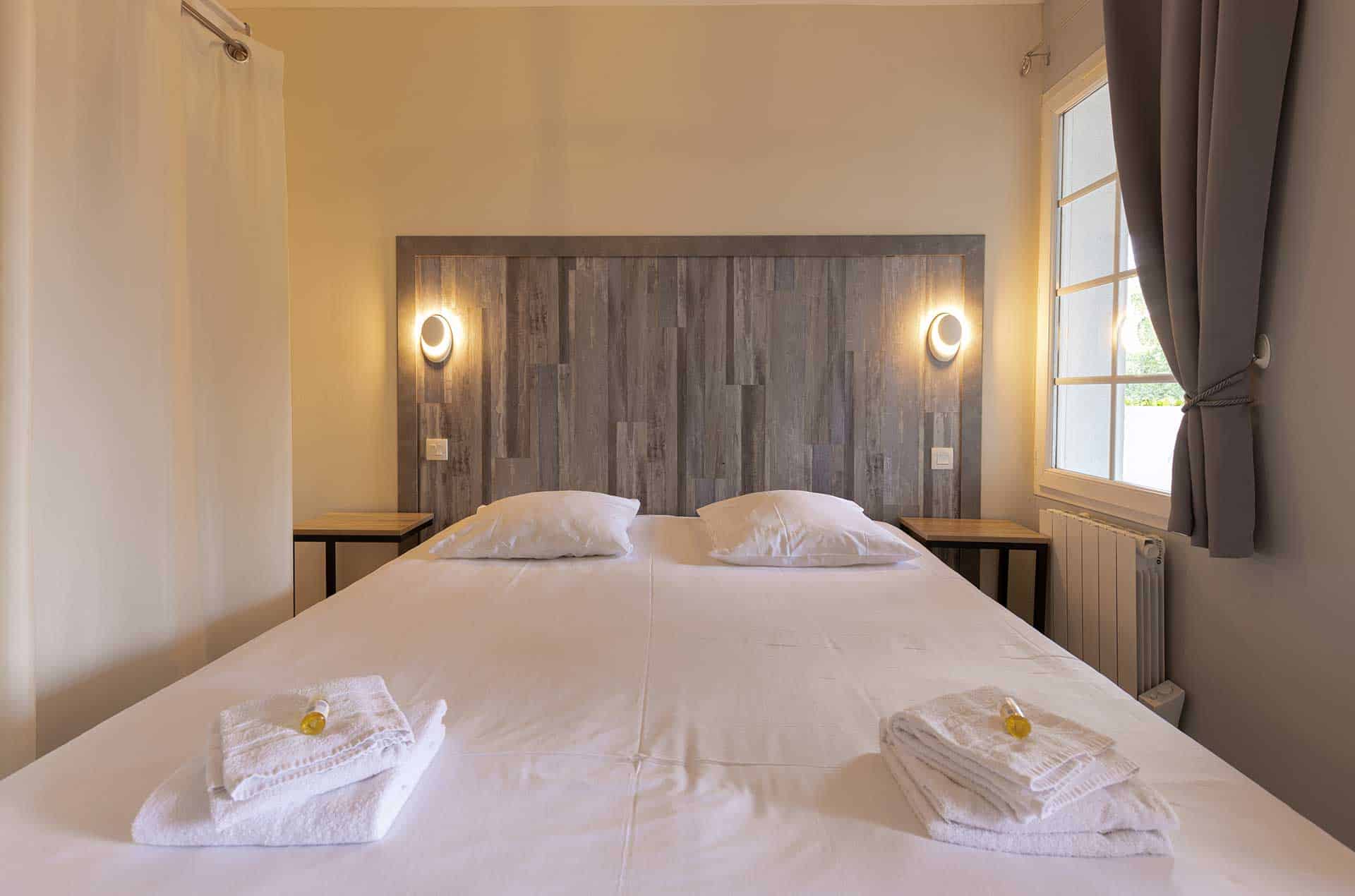 Exemple de chambre de la résidence de vacances les collines Iduki à la Bastide de Clairence proche d'Espelette Exemple de chambre de la résidence de vacances les collines Iduki à la Bastide de Clairence proche d'Espelette