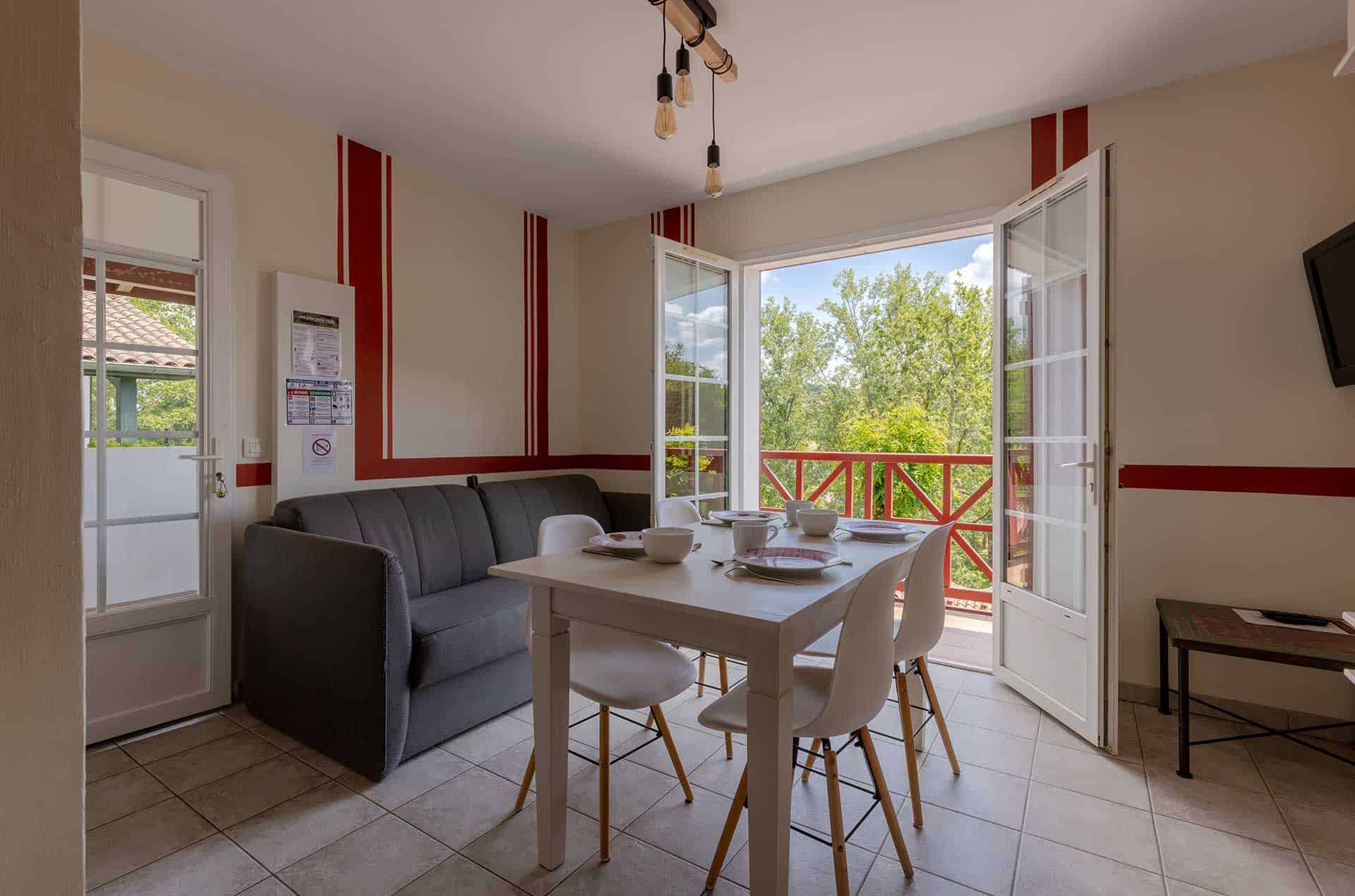 Exemple de salon de la résidence de vacances les collines Iduki à la Bastide de Clairence proche d'Espelette Exemple de salon de la résidence de vacances les collines Iduki à la Bastide de Clairence proche d'Espelette