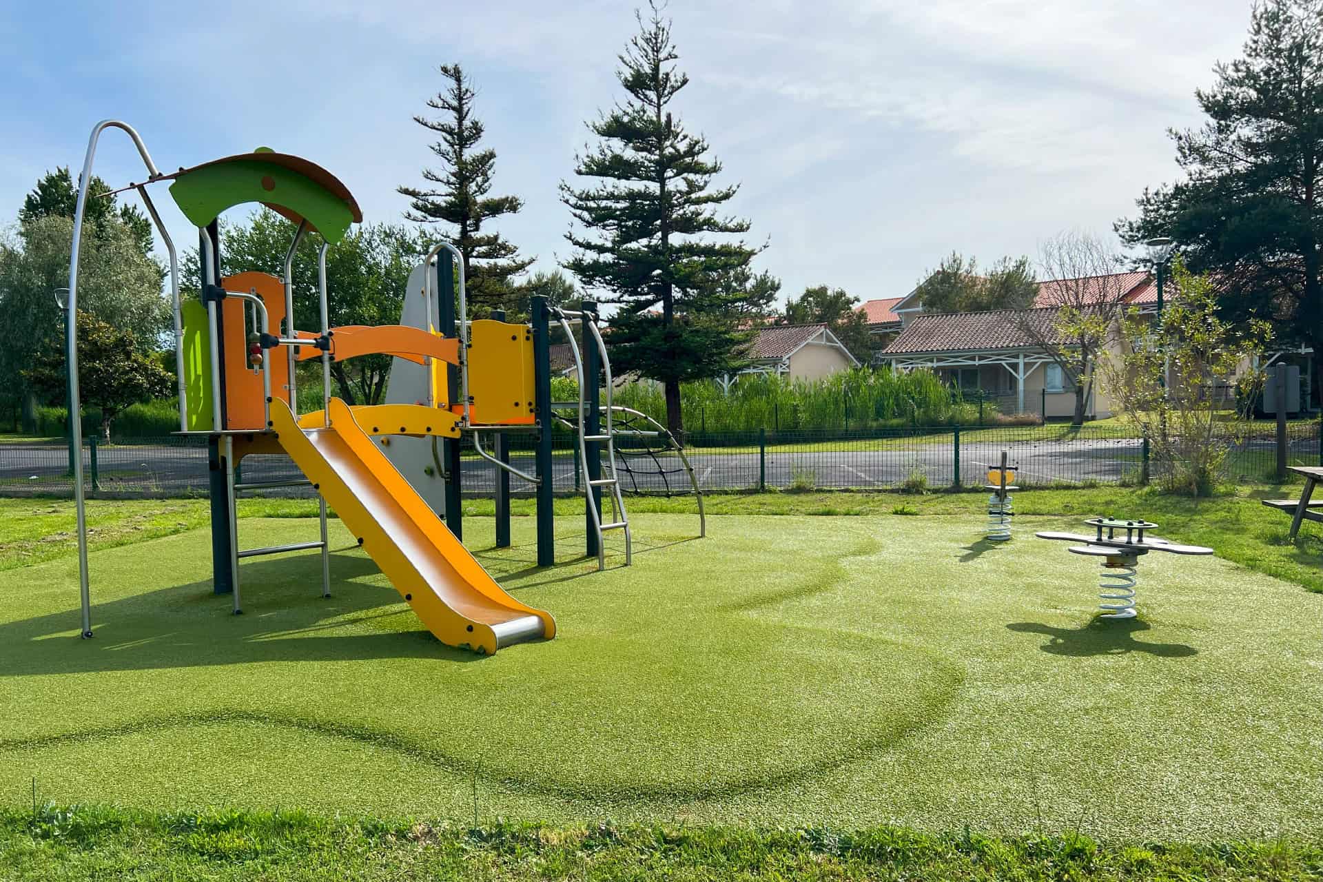 Aire de jeux pour enfants de la résidence vacances Goélia Le Cordouan à Soulac-sur-Mer Aire de jeux pour enfants de la résidence vacances Goélia Le Cordouan à Soulac-sur-Mer