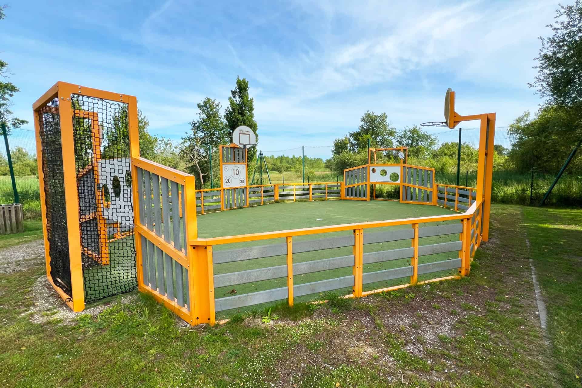 City stade dans les espaces verts de la résidence vacances Goélia Le Cordouan à Soulac-sur-Mer City stade dans les espaces verts de la résidence vacances Goélia Le Cordouan à Soulac-sur-Mer