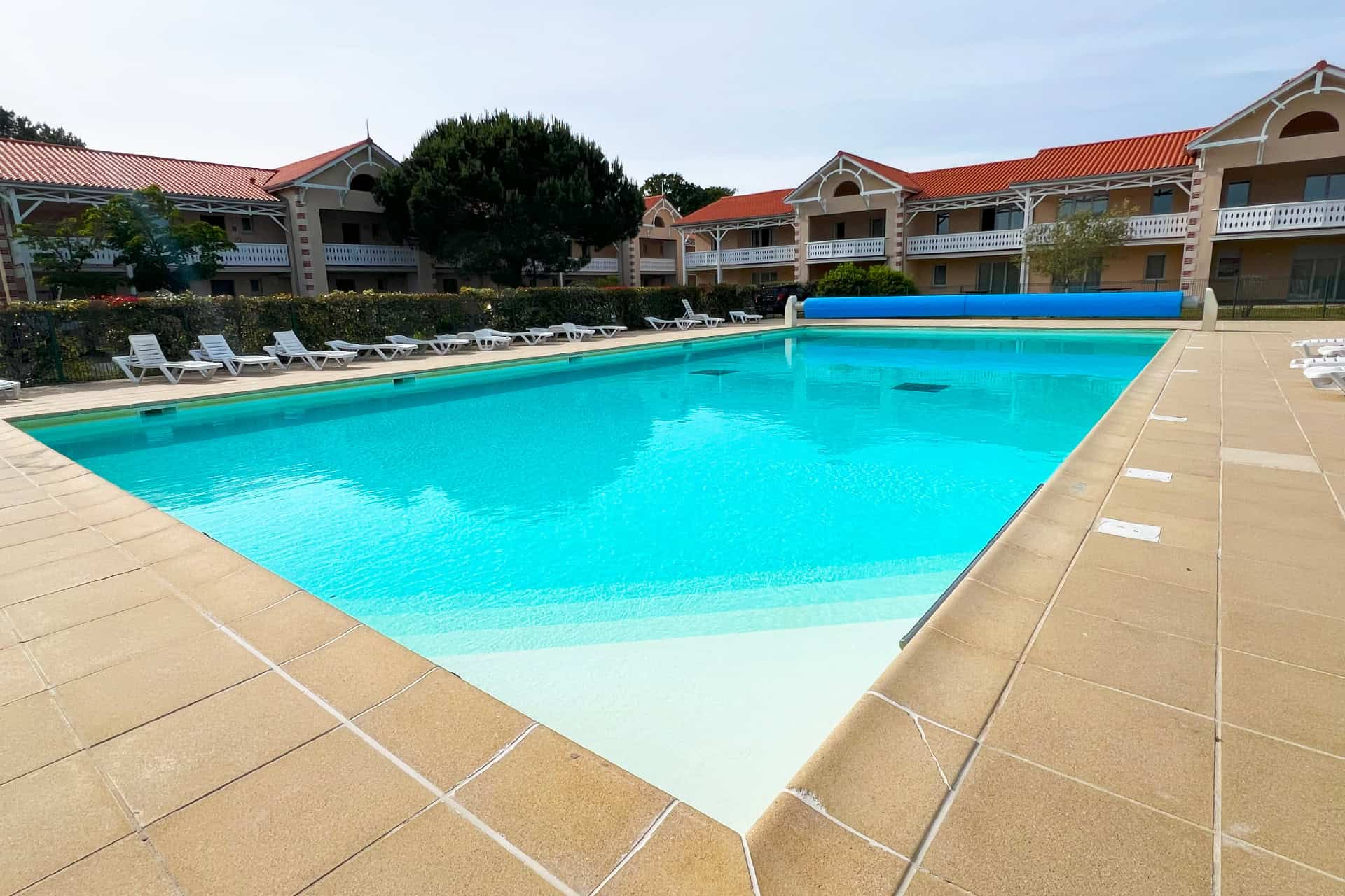 Piscine extérieure chauffée de la résidence vacances Goélia Le Cordouan à Soulac-sur-Mer Piscine extérieure chauffée de la résidence vacances Goélia Le Cordouan à Soulac-sur-Mer