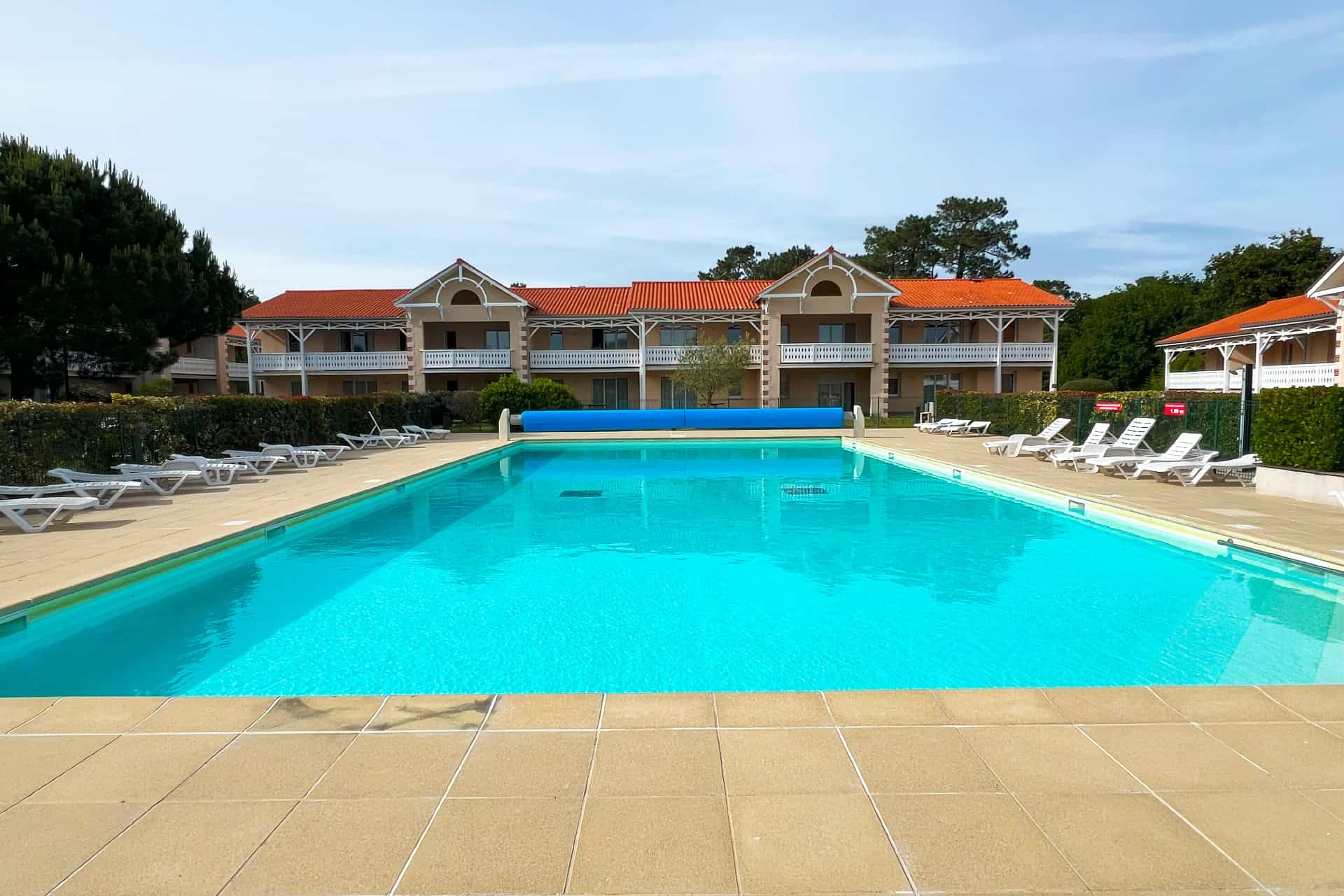 Piscine extérieure chauffée de la résidence vacances Goélia Le Cordouan à Soulac-sur-Mer Piscine extérieure chauffée de la résidence vacances Goélia Le Cordouan à Soulac-sur-Mer
