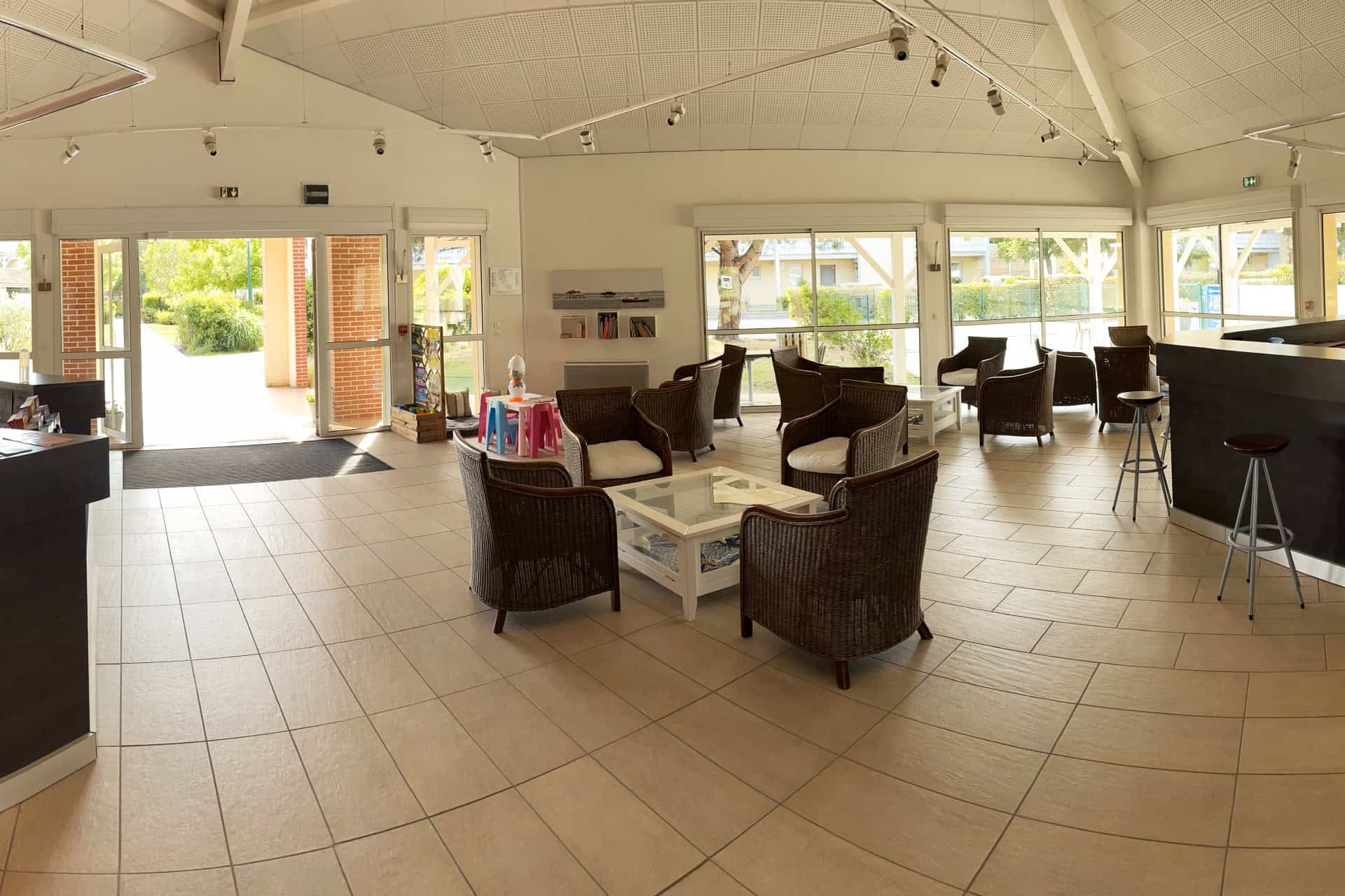 Réception et espace détente de la résidence vacances Goélia Le Cordouan à Soulac-sur-Mer Réception et espace détente de la résidence vacances Goélia Le Cordouan à Soulac-sur-Mer