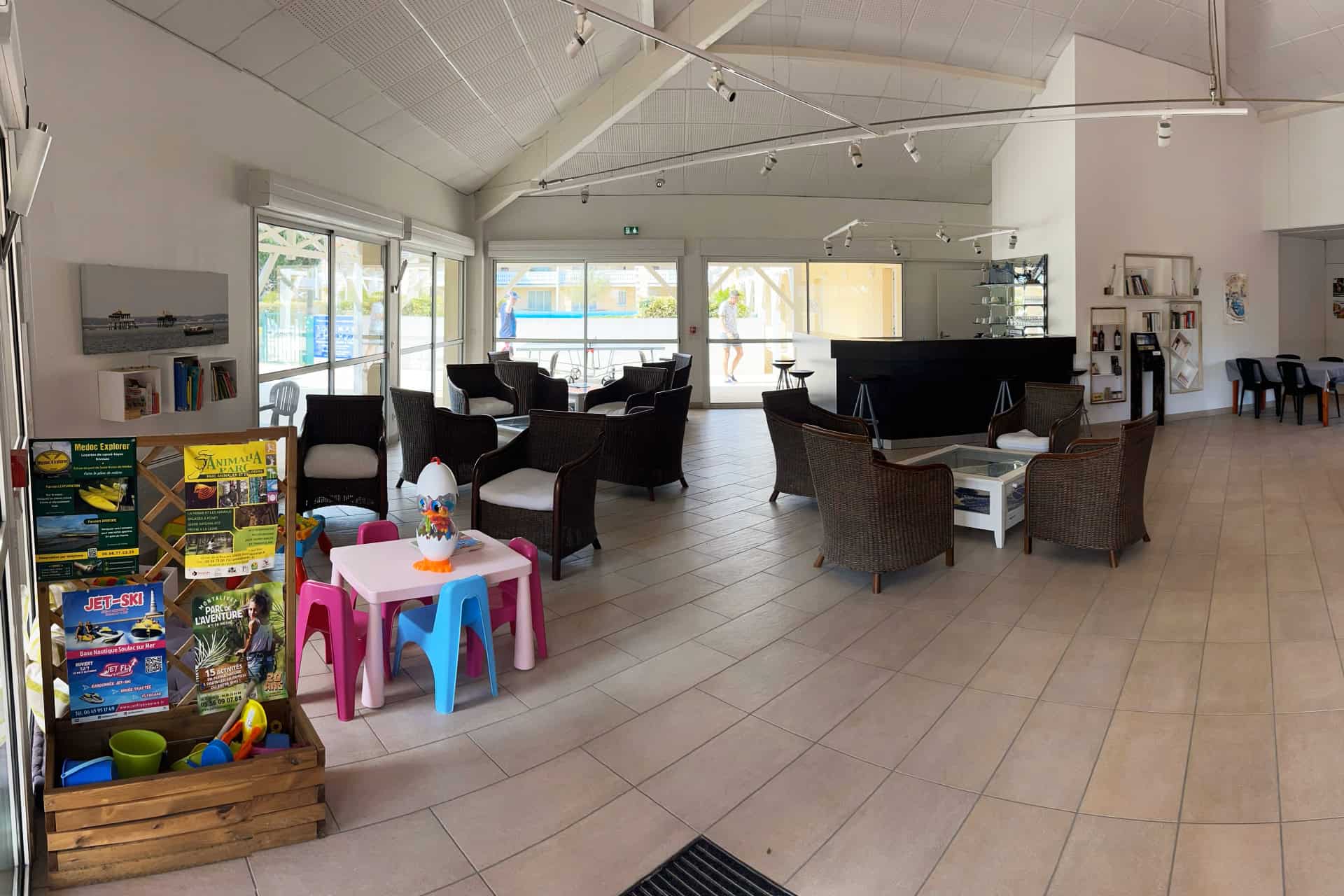 Réception et espace détente de la résidence vacances Goélia Le Cordouan à Soulac-sur-Mer Réception et espace détente de la résidence vacances Goélia Le Cordouan à Soulac-sur-Mer
