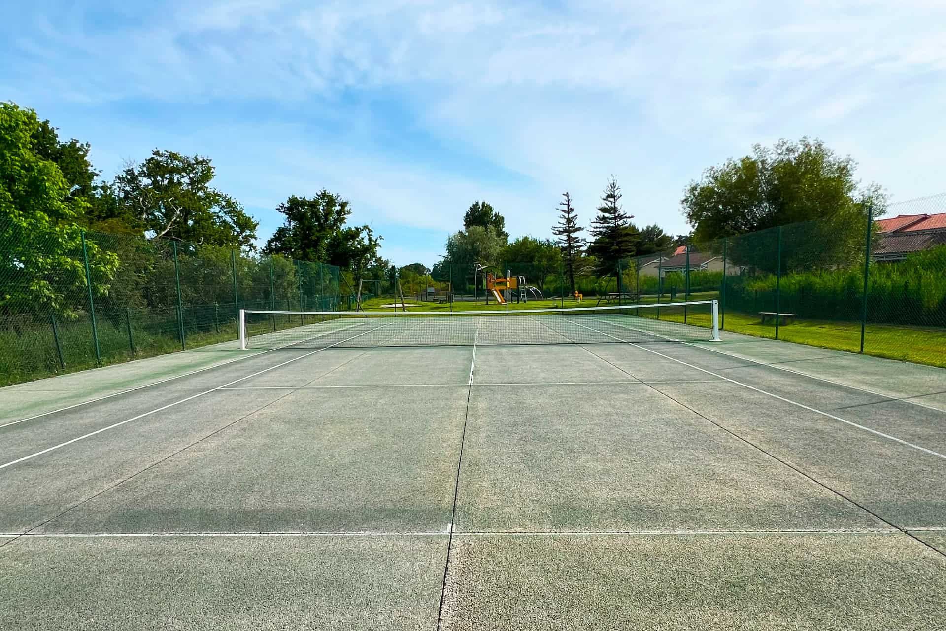 Court de tennis dans la résidence vacances Goélia Le Cordouan à Soulac-sur-Mer Court de tennis dans la résidence vacances Goélia Le Cordouan à Soulac-sur-Mer