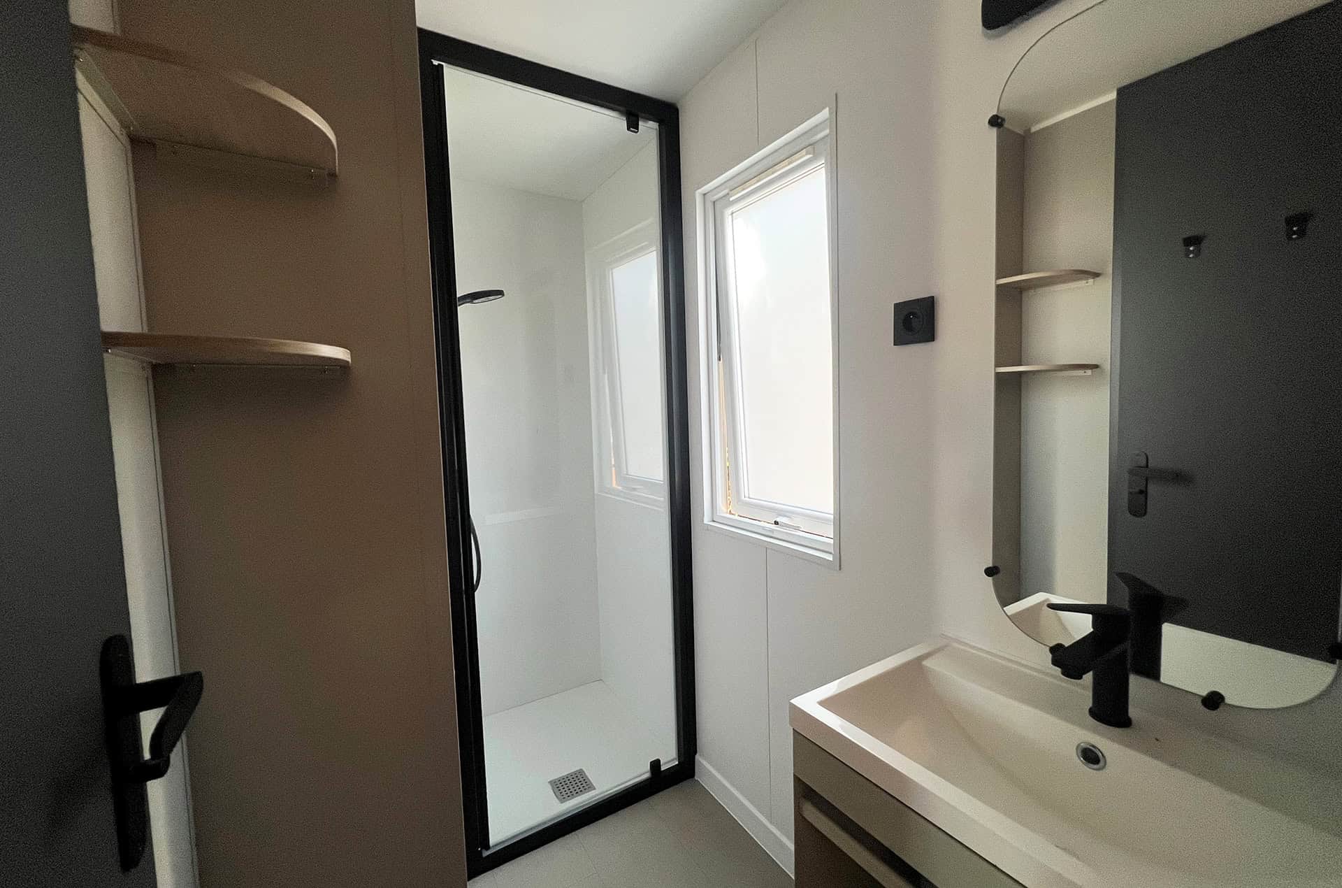 Exemple de salle de bain d'un mobil-home du Camping club Les Côtes d'Argent à Hourtin Plage Exemple de salle de bain d'un mobil-home du Camping club Les Côtes d'Argent à Hourtin Plage