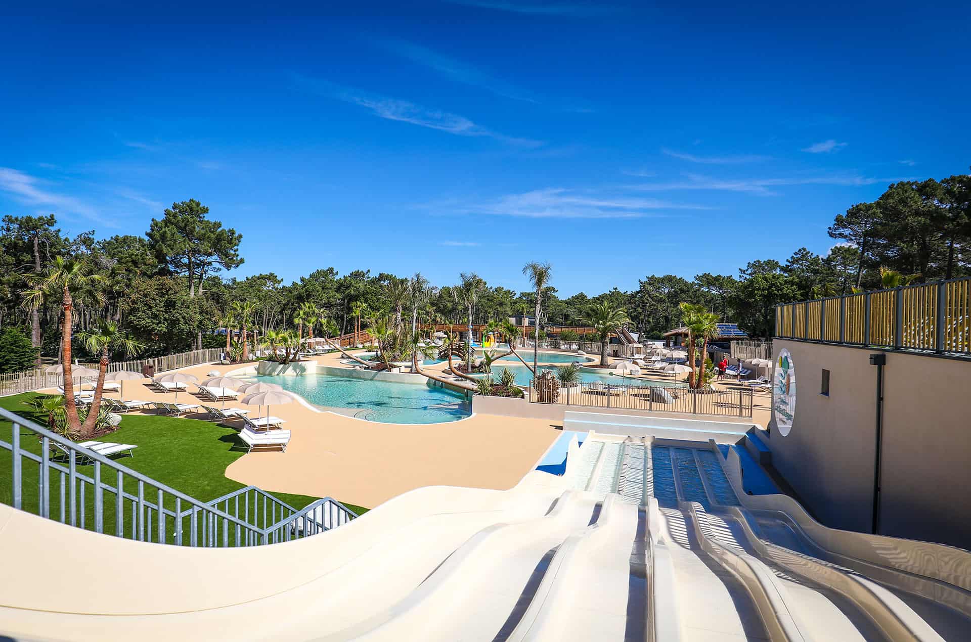 Piscine et toboggans de la piscine  du Camping Club Les Côtes d'Argent à Hourtin plage Piscine et toboggans de la piscine  du Camping Club Les Côtes d'Argent à Hourtin plage