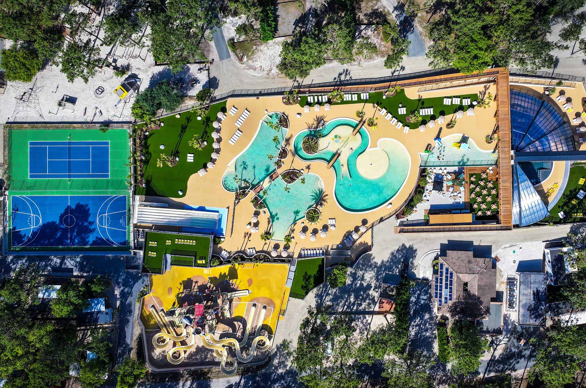 Vue aérienne de l'espace aquatique du Camping Club Les Côtes d'Argent à Hourtin plage Vue aérienne de l'espace aquatique du Camping Club Les Côtes d'Argent à Hourtin plage