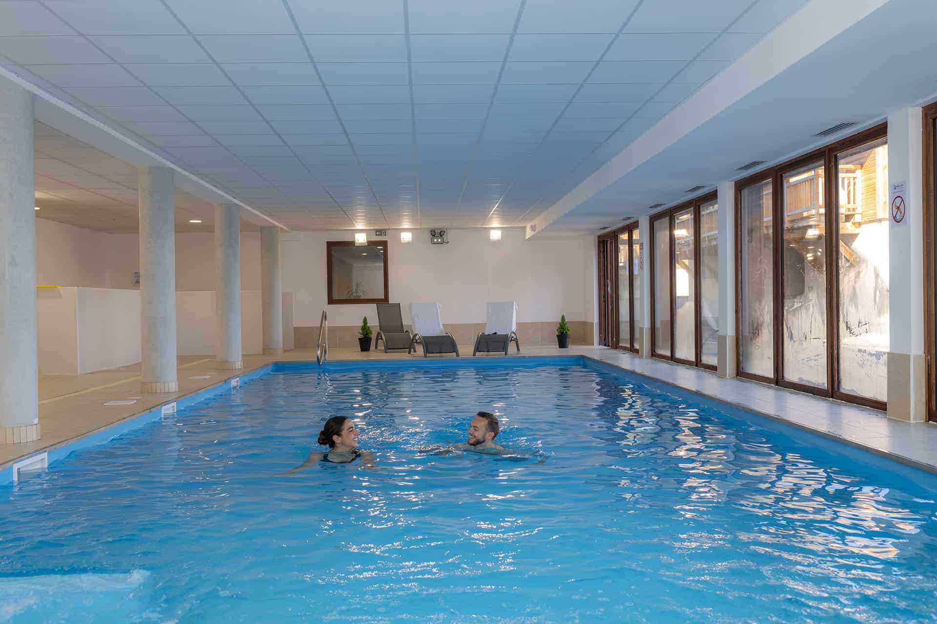 Piscine intérieure chauffée de la résidence de vacances Les Chalets des Pistes à Combloux, dans les Alpes du Nord Piscine intérieure chauffée de la résidence de vacances Les Chalets des Pistes à Combloux, dans les Alpes du Nord