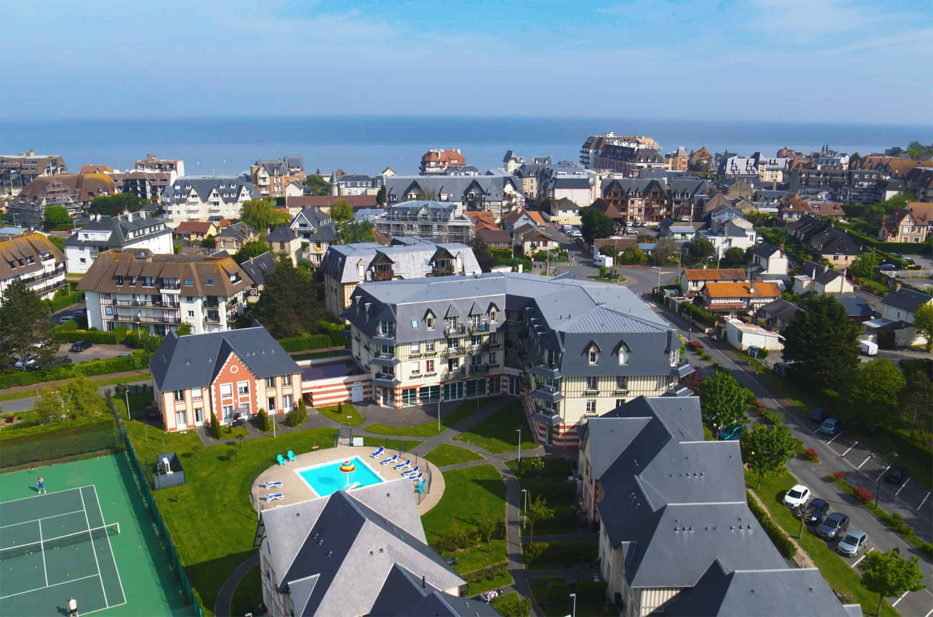 Vue aérienne de la résidence de vacances Goélia Le Victoria à Blonville sur Mer Vue aérienne de la résidence de vacances Goélia Le Victoria à Blonville sur Mer