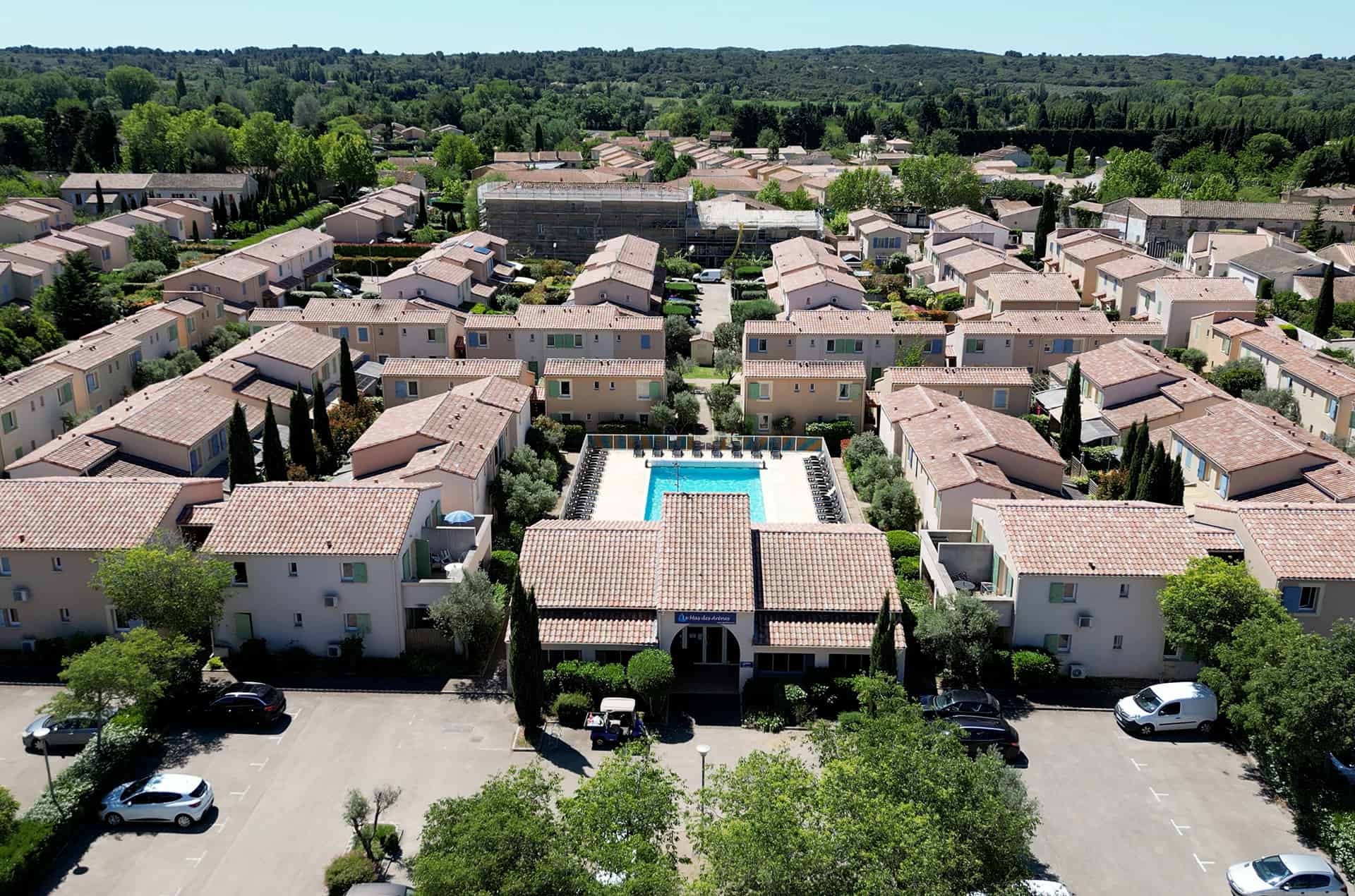 Vue aérienne de la résidence de vacances Goélia Le Mas des arènes à Mouriès près des Baux de Provence Vue aérienne de la résidence de vacances Goélia Le Mas des arènes à Mouriès près des Baux de Provence