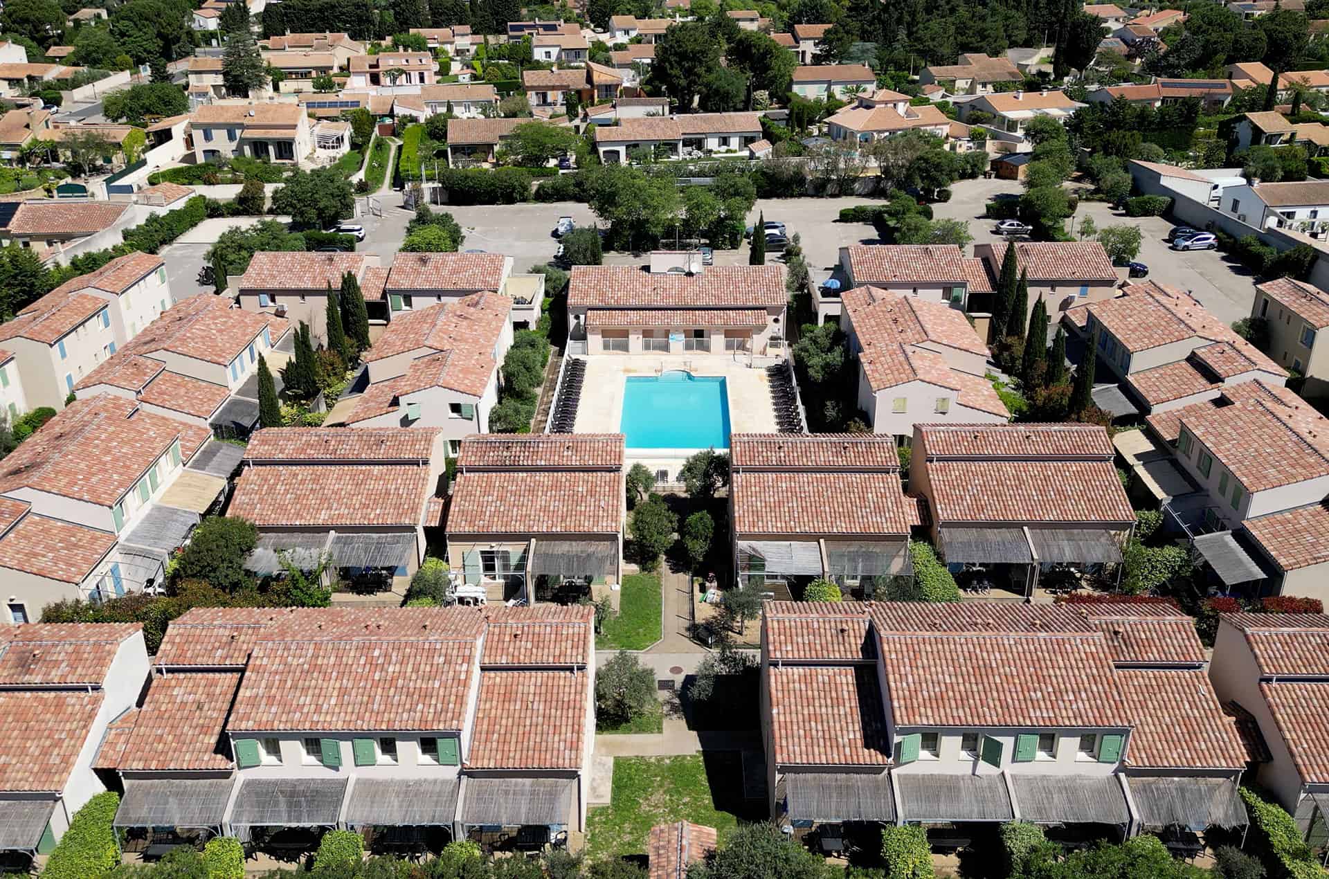 Vue aérienne de la résidence de vacances Goélia Le Mas des arènes à Mouriès près des Baux de Provence Vue aérienne de la résidence de vacances Goélia Le Mas des arènes à Mouriès près des Baux de Provence