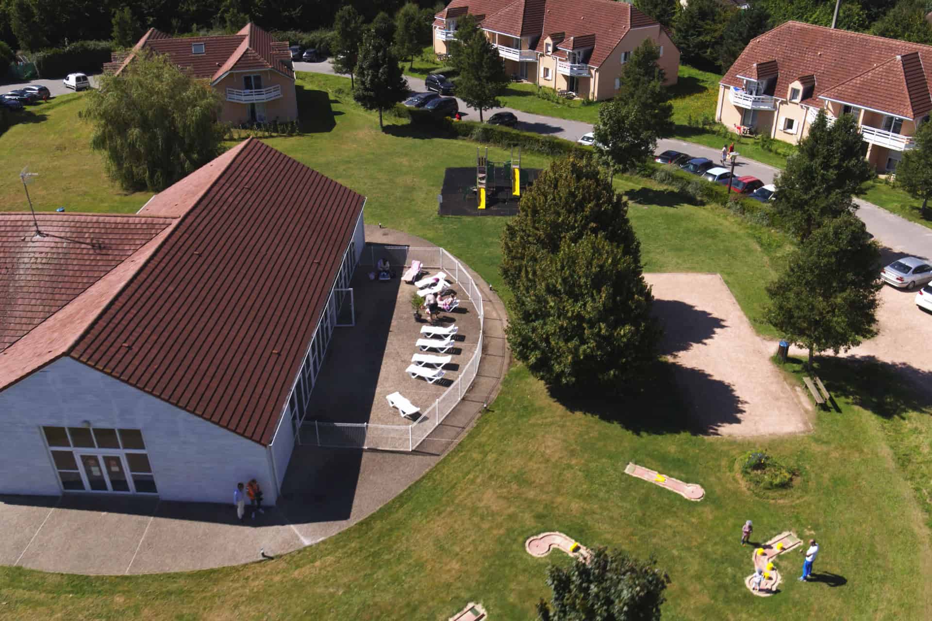 Vue aérienne piscine couverte chauffée, solarium et mini-golf de la résidence de vacances Goélia Les Portes d'Honfleur à Boulleville  Vue aérienne piscine couverte chauffée, solarium et mini-golf de la résidence de vacances Goélia Les Portes d'Honfleur à Boulleville