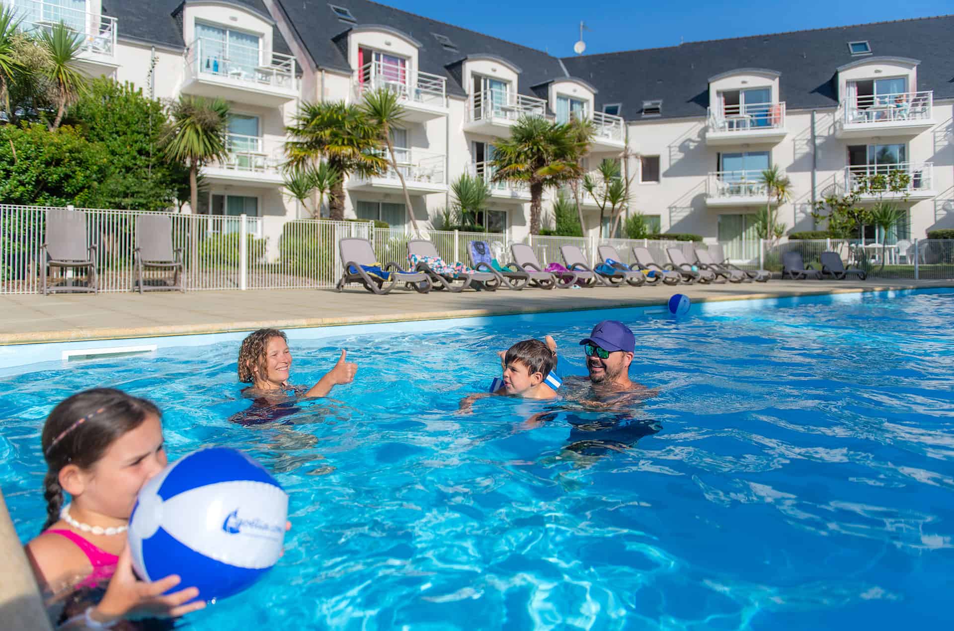 Outdoor heated swimming pool of the Goélia Le Domaine des Glénan holiday residence in Fouesnant Outdoor heated swimming pool of the Goélia Le Domaine des Glénan holiday residence in Fouesnant