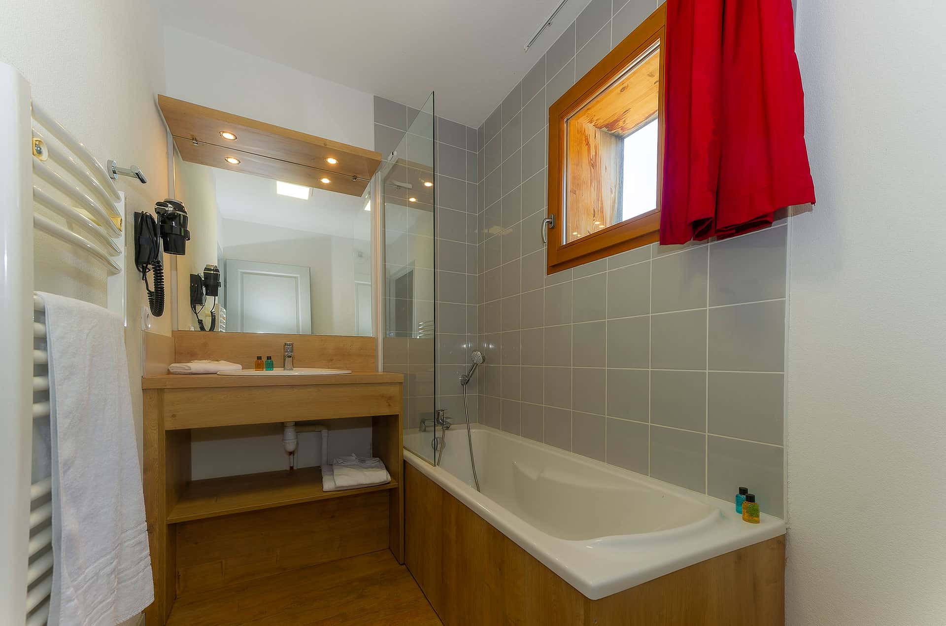 Exemple de salle de bain de la résidence de vacances Goélia Le Crystal à Vaujany Exemple de salle de bain de la résidence de vacances Goélia Le Crystal à Vaujany