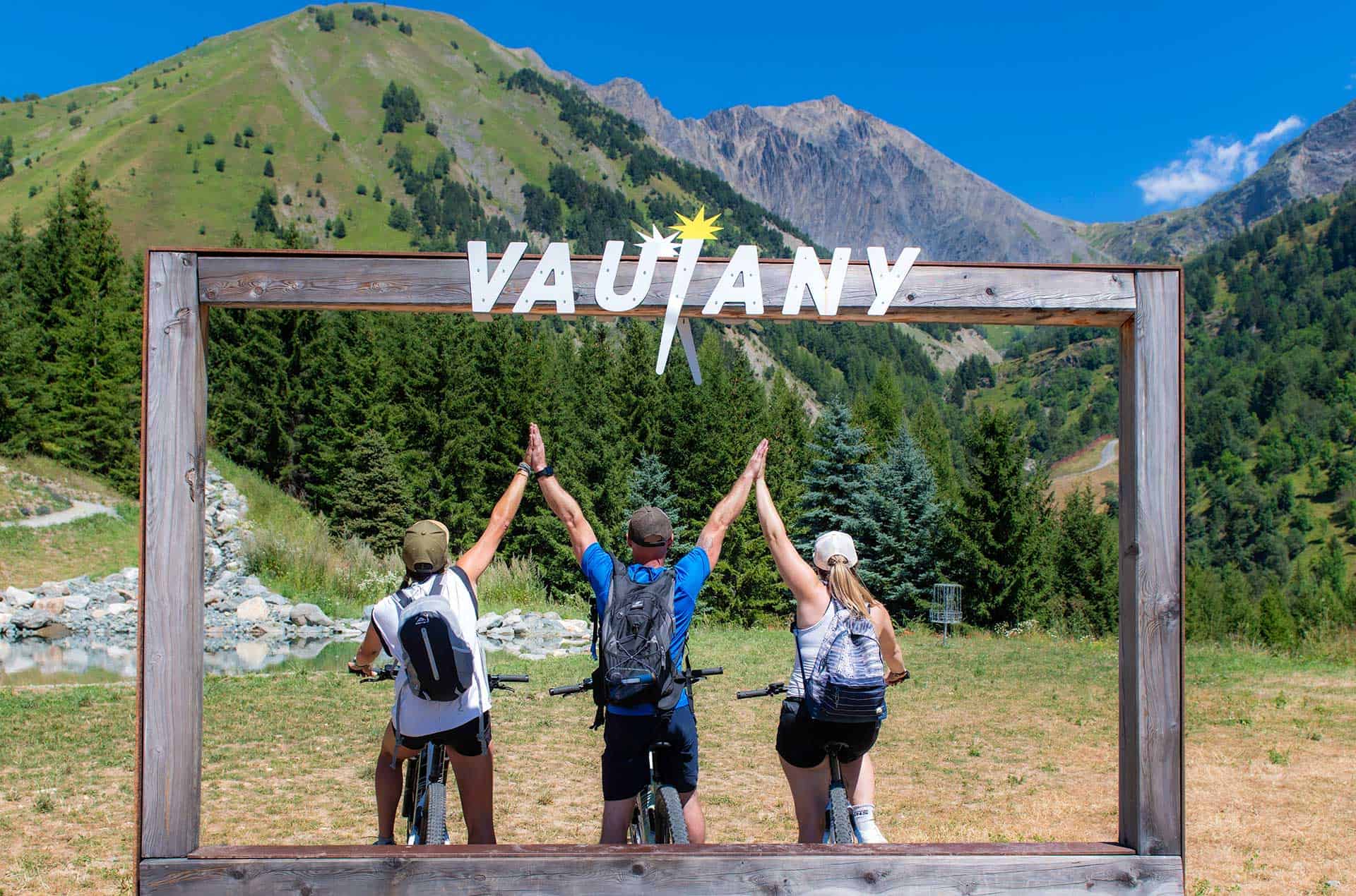 Exemple d'activités à proximité de la résidence de vacances Goélia Le Crystal à Vaujany. Exemple d'activités à proximité de la résidence de vacances Goélia Le Crystal à Vaujany.