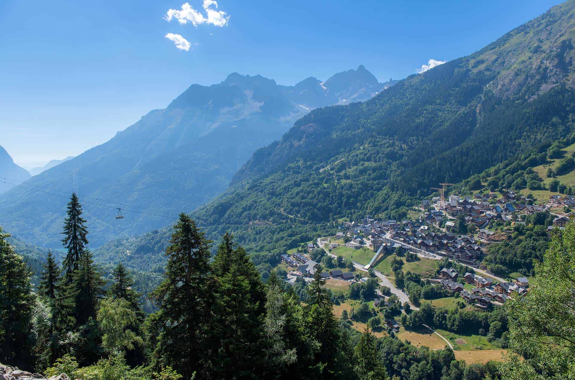 Panorama à proximité de  la résidence de vacances Goélia Le Crystal à Vaujany près de l'Alpe d'Huez. Panorama à proximité de  la résidence de vacances Goélia Le Crystal à Vaujany près de l'Alpe d'Huez.