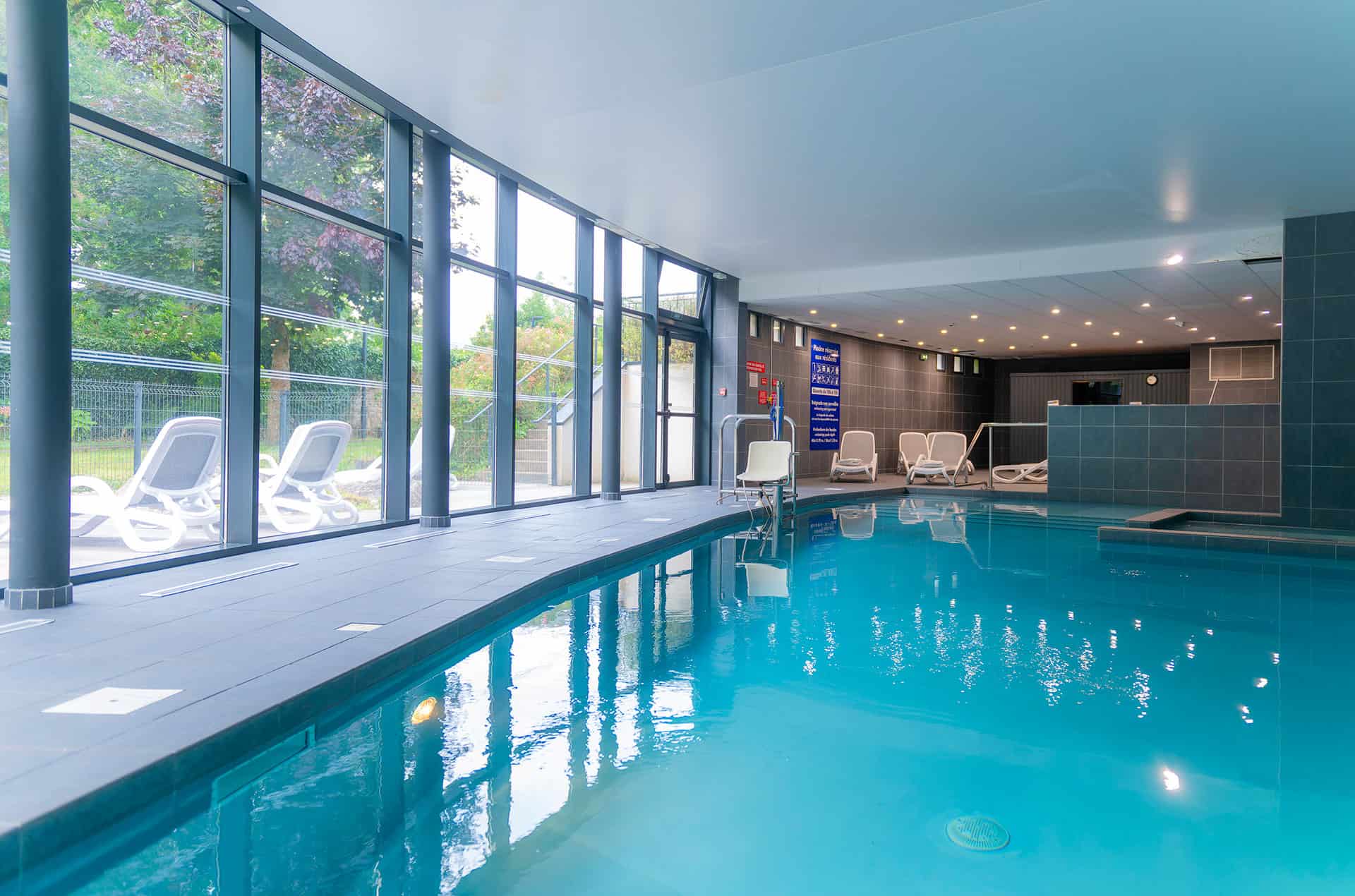 Piscine intérieure chauffée de la résidence de vacances Goélia Le Domaine de Pont-Aven à Pont-Aven Piscine intérieure chauffée de la résidence de vacances Goélia Le Domaine de Pont-Aven à Pont-Aven