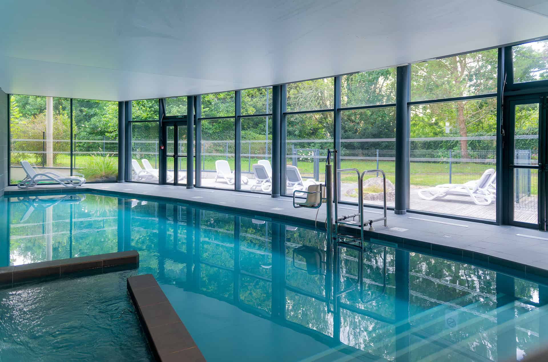 Piscine intérieure chauffée de la résidence de vacances Goélia Le Domaine de Pont-Aven à Pont-Aven Piscine intérieure chauffée de la résidence de vacances Goélia Le Domaine de Pont-Aven à Pont-Aven