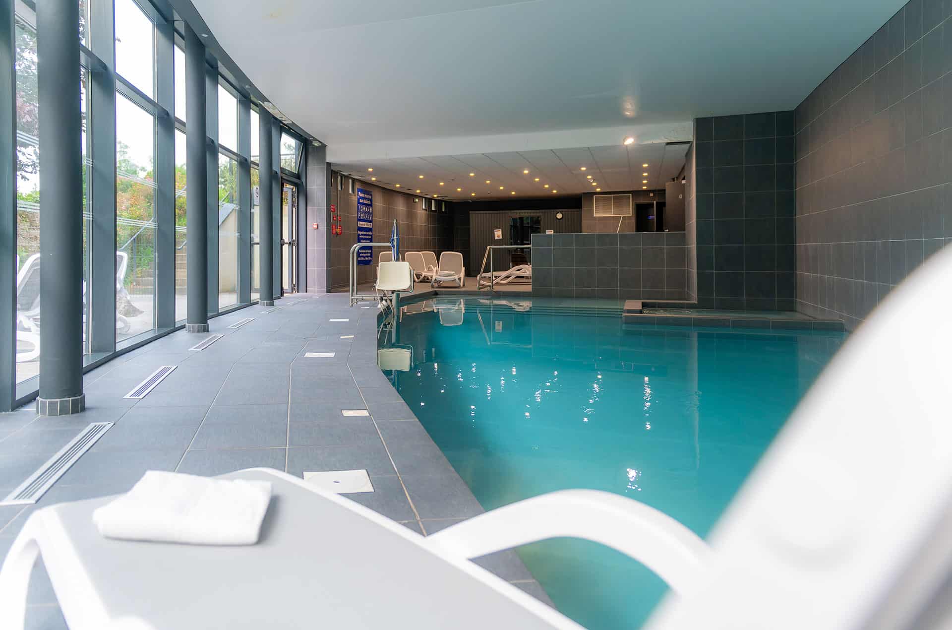 Piscine intérieure chauffée de la résidence de vacances Goélia Le Domaine de Pont-Aven à Pont-Aven Piscine intérieure chauffée de la résidence de vacances Goélia Le Domaine de Pont-Aven à Pont-Aven