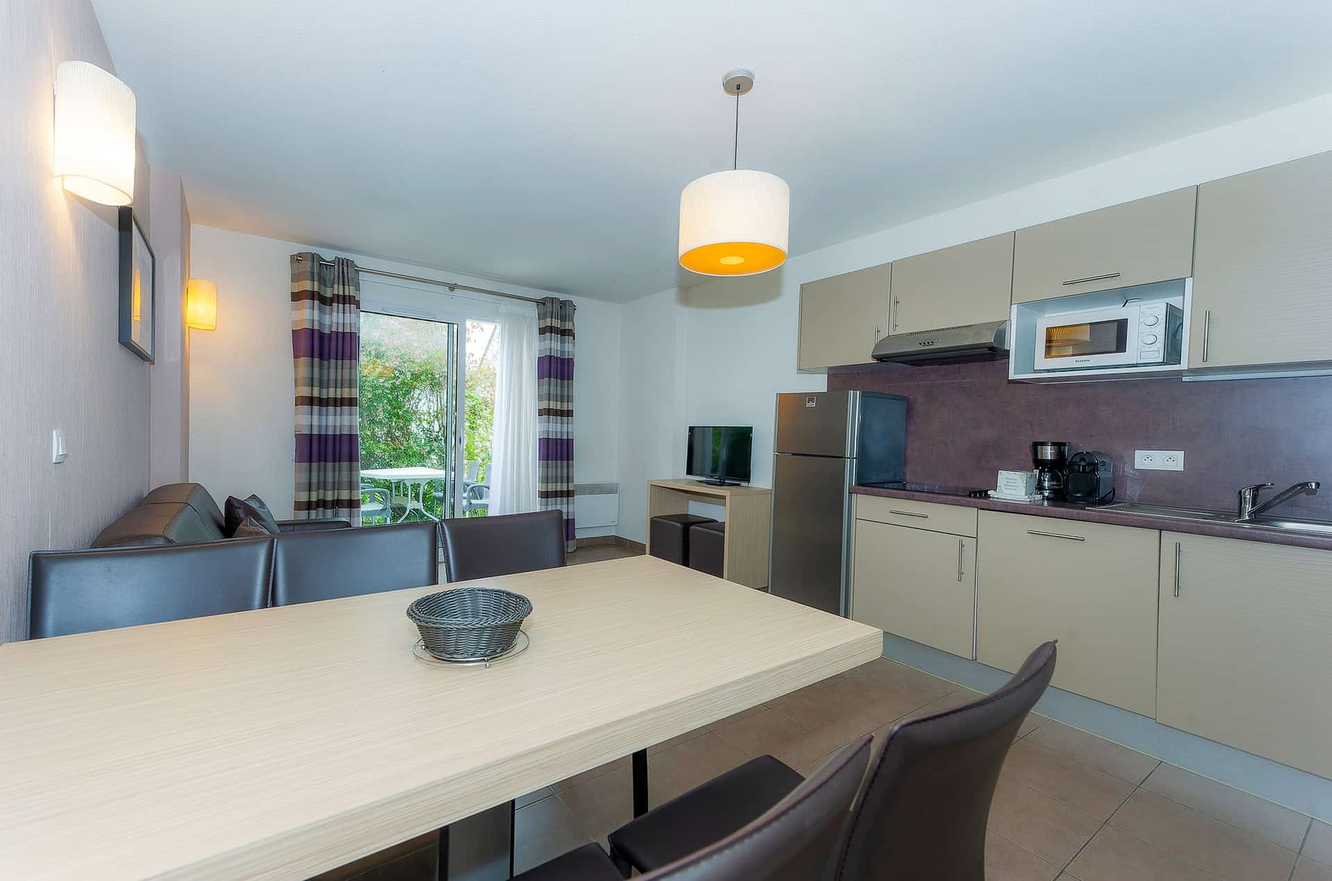 Exemple de kitchenette d'une maison 3 pièces pour 6 personnes de la résidence de vacances Goélia Le Domaine de Pont-Aven à Pont-Aven en Bretagne sud Exemple de kitchenette d'une maison 3 pièces pour 6 personnes de la résidence de vacances Goélia Le Domaine de Pont-Aven à Pont-Aven en Bretagne sud