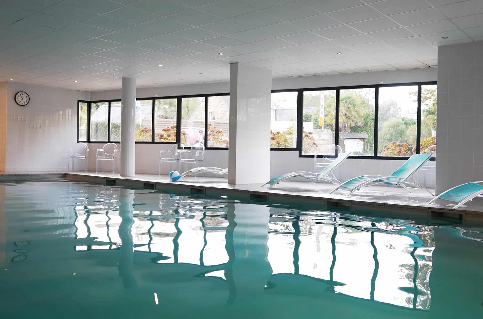 Piscine couverte chauffée de la résidence de vacances Goélia Les 7 Îles à Perros-Guirec Piscine couverte chauffée de la résidence de vacances Goélia Les 7 Îles à Perros-Guirec