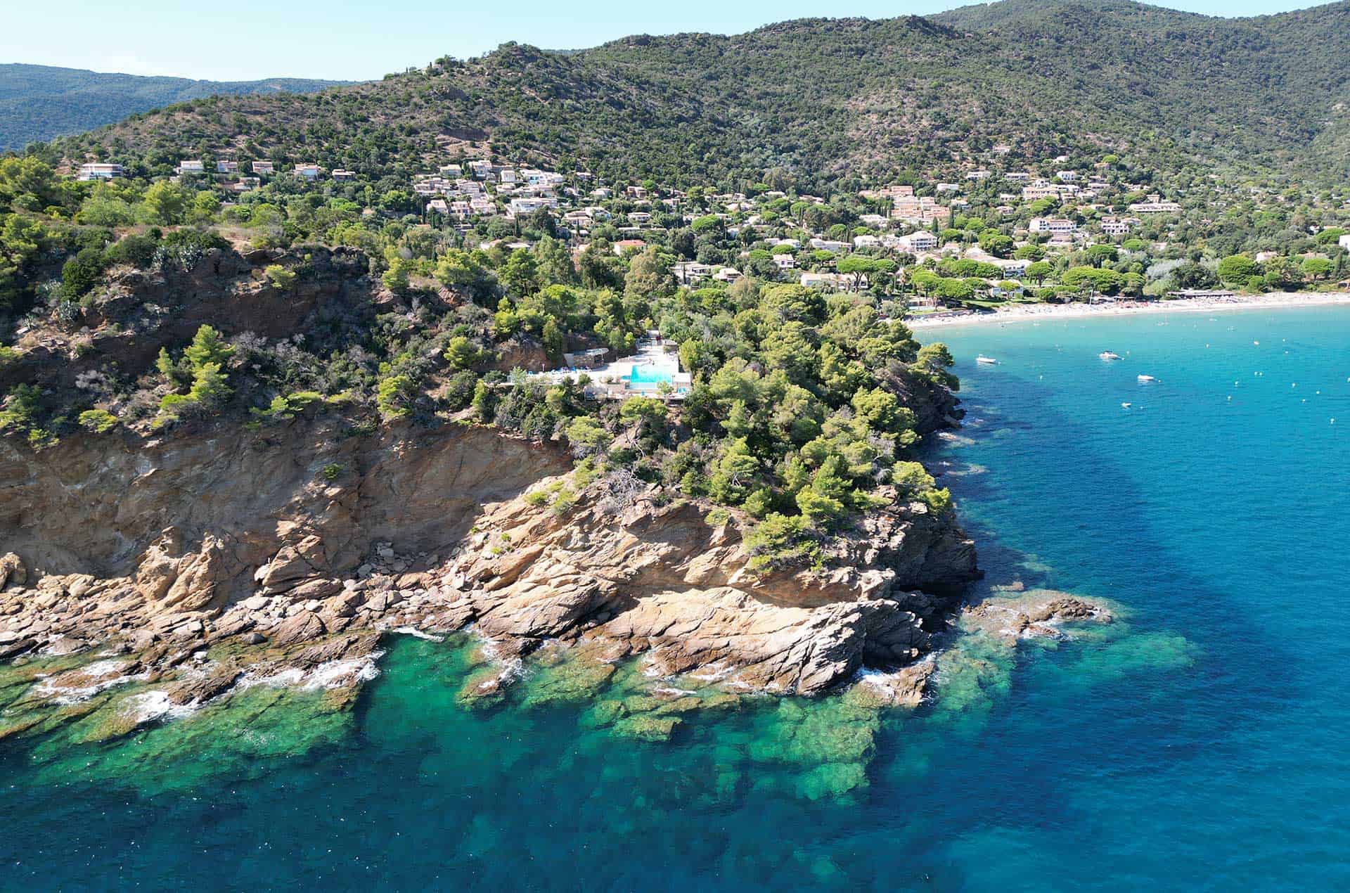 Aerial view of the Goélia Le Domaine de la Pinède holiday residence with its infinity pool in Le Lavandou Aerial view of the Goélia Le Domaine de la Pinède holiday residence with its infinity pool in Le Lavandou
